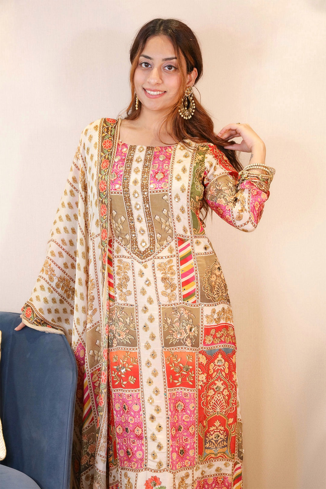 पार्टी वियर लुक: दुपट्टे के साथ टॉप और बॉटम में खूबसूरत दिखें