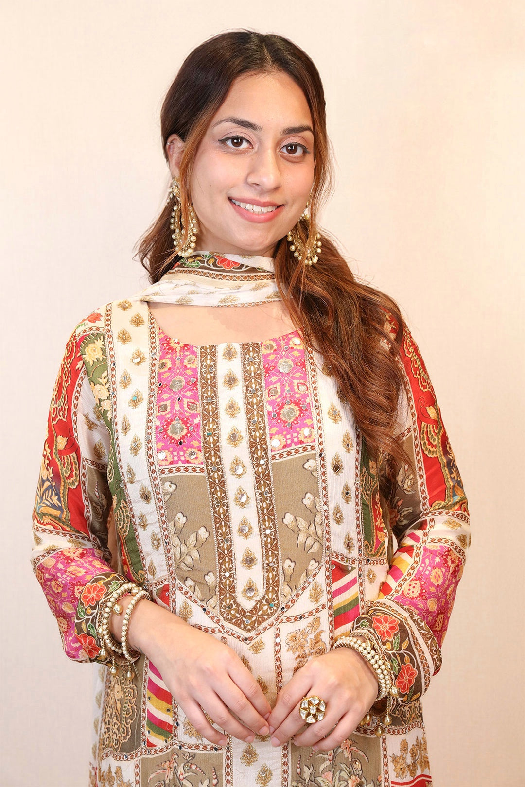 पार्टी वियर लुक: दुपट्टे के साथ टॉप और बॉटम में खूबसूरत दिखें