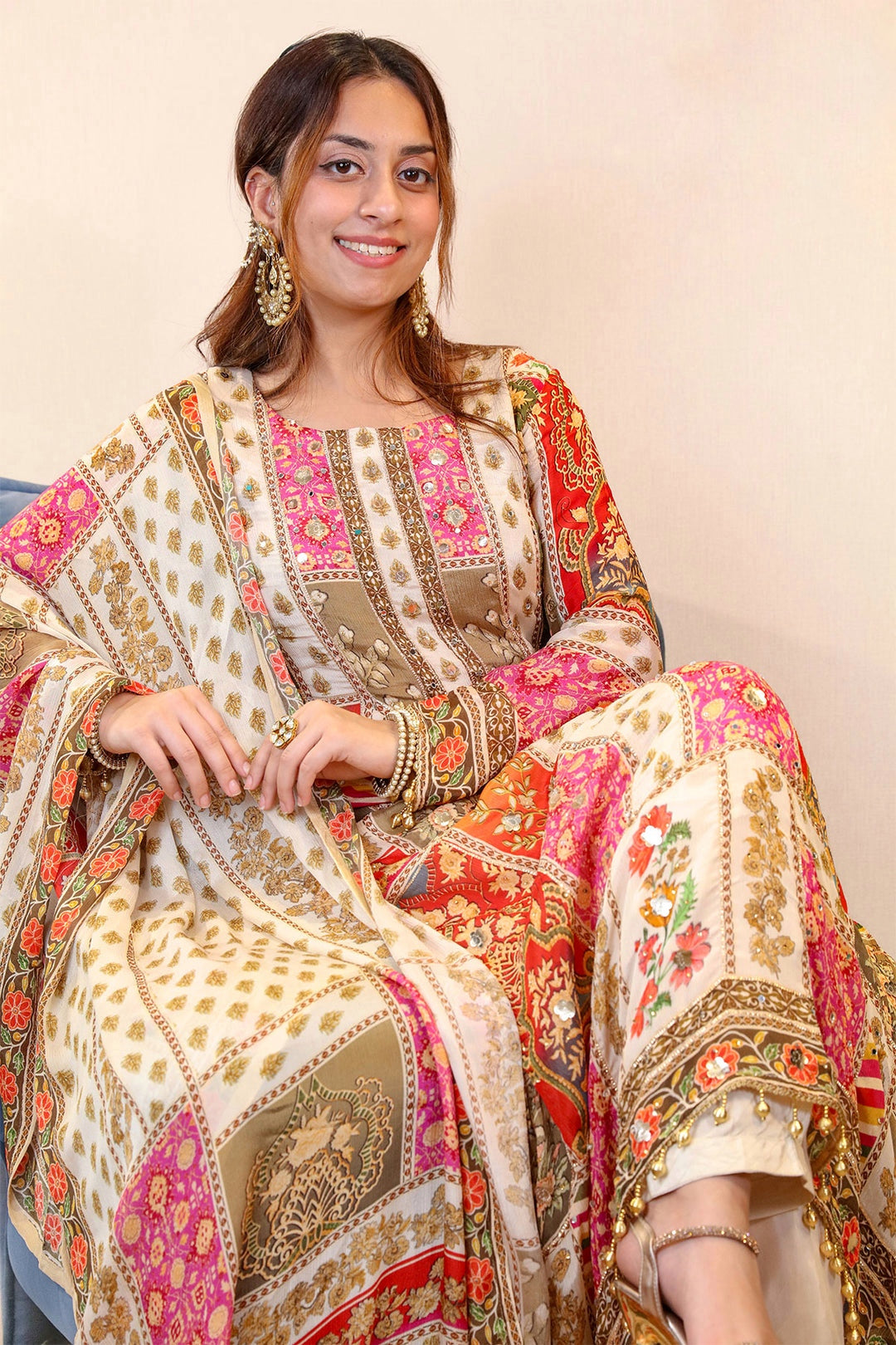 पार्टी वियर लुक: दुपट्टे के साथ टॉप और बॉटम में खूबसूरत दिखें