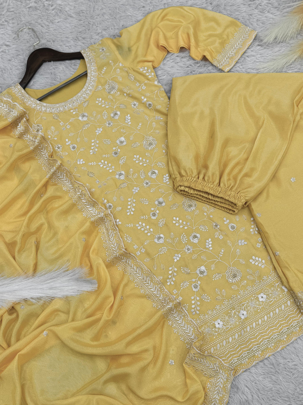 डिज़ाइनर टॉप - कढ़ाई और धागे के काम के साथ प्लाज़ो और दुपट्टा