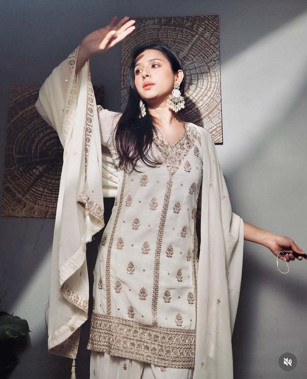 पार्टी वियर खूबसूरत टॉप-सररा और फैंसी दुपट्टा