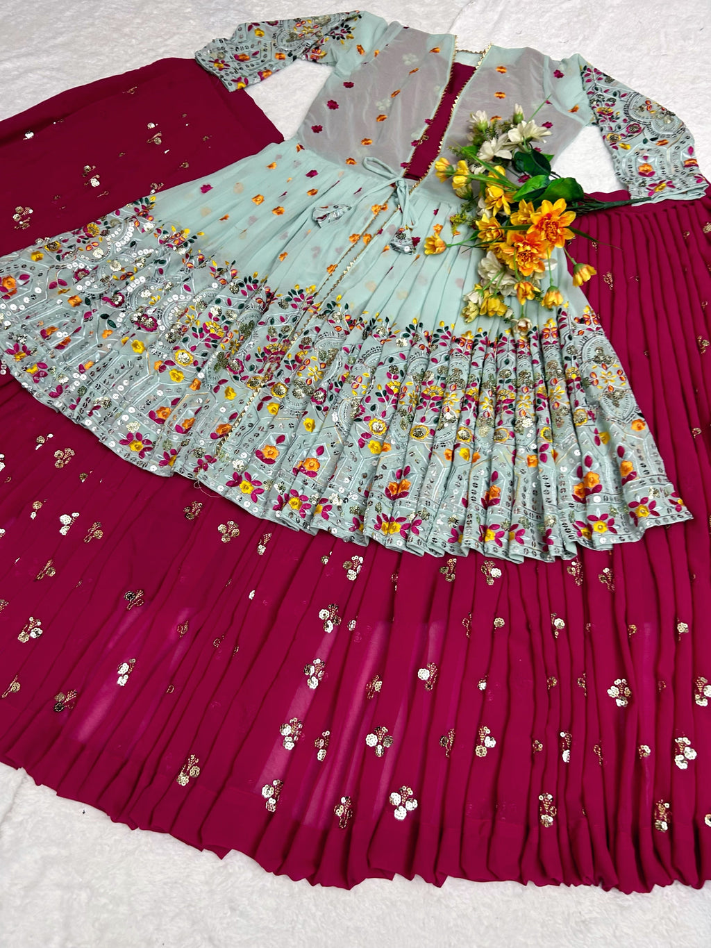 खूबसूरत कोटी के साथ डिज़ाइनर पार्टी वियर लहंगा चोली