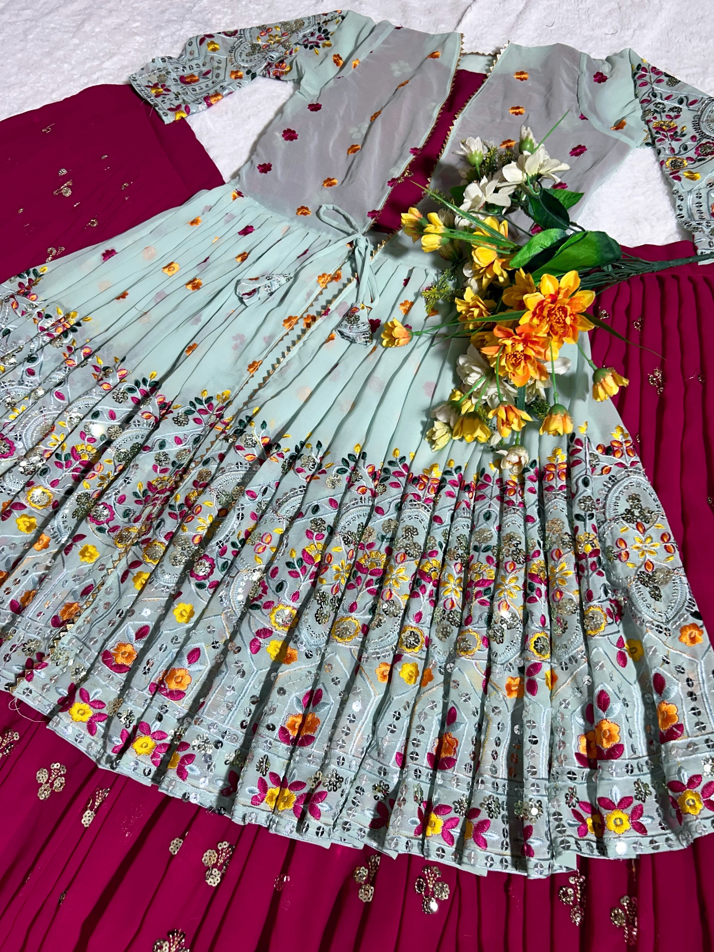 खूबसूरत कोटी के साथ डिज़ाइनर पार्टी वियर लहंगा चोली