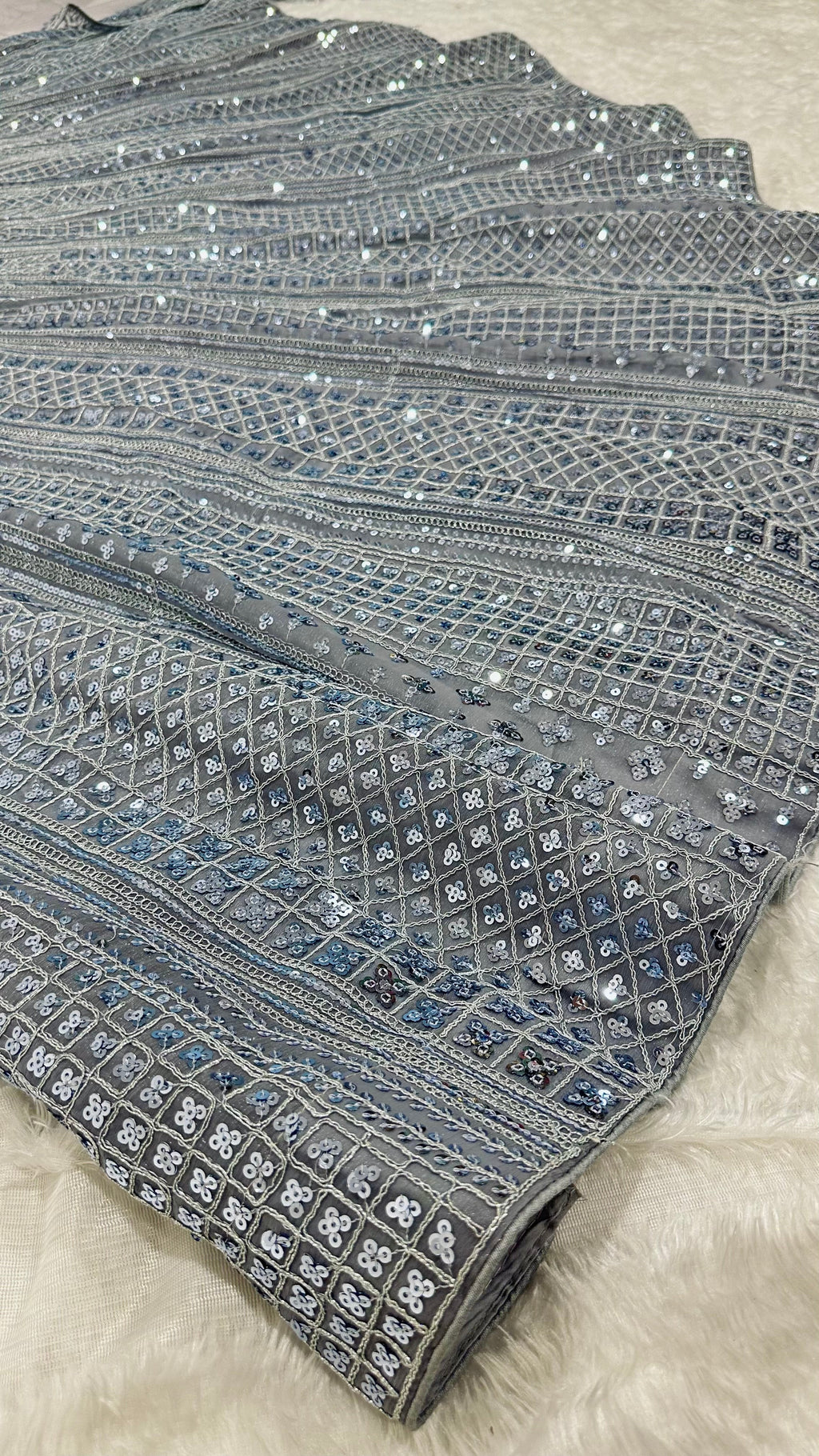 डिज़ाइनर पार्टी वियर लुक चमकदार लहंगा चोली