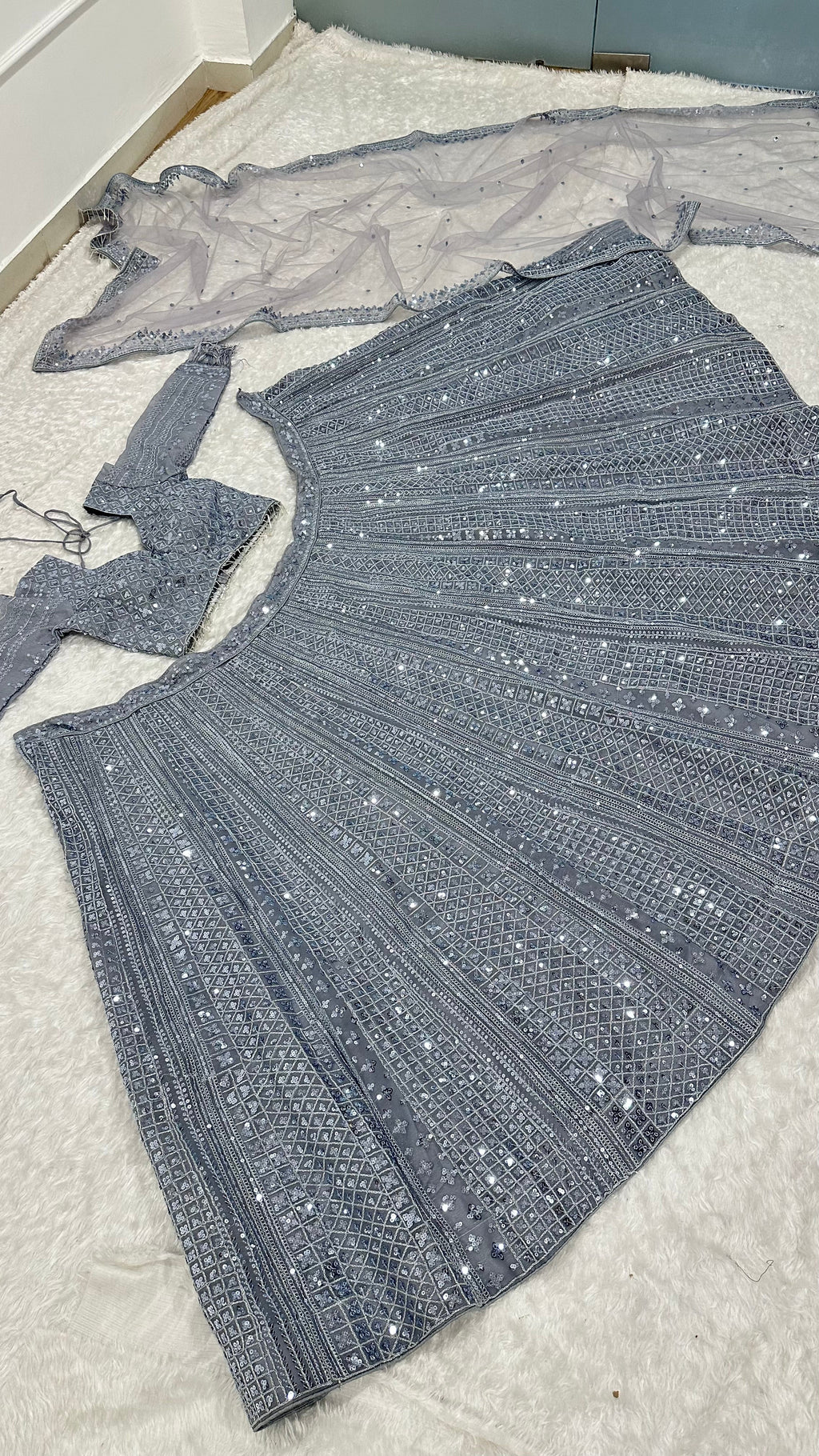 डिज़ाइनर पार्टी वियर लुक चमकदार लहंगा चोली