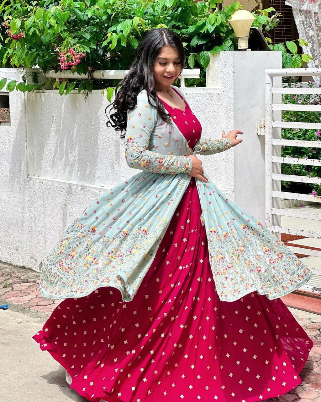 खूबसूरत कोटी के साथ डिज़ाइनर पार्टी वियर लहंगा चोली