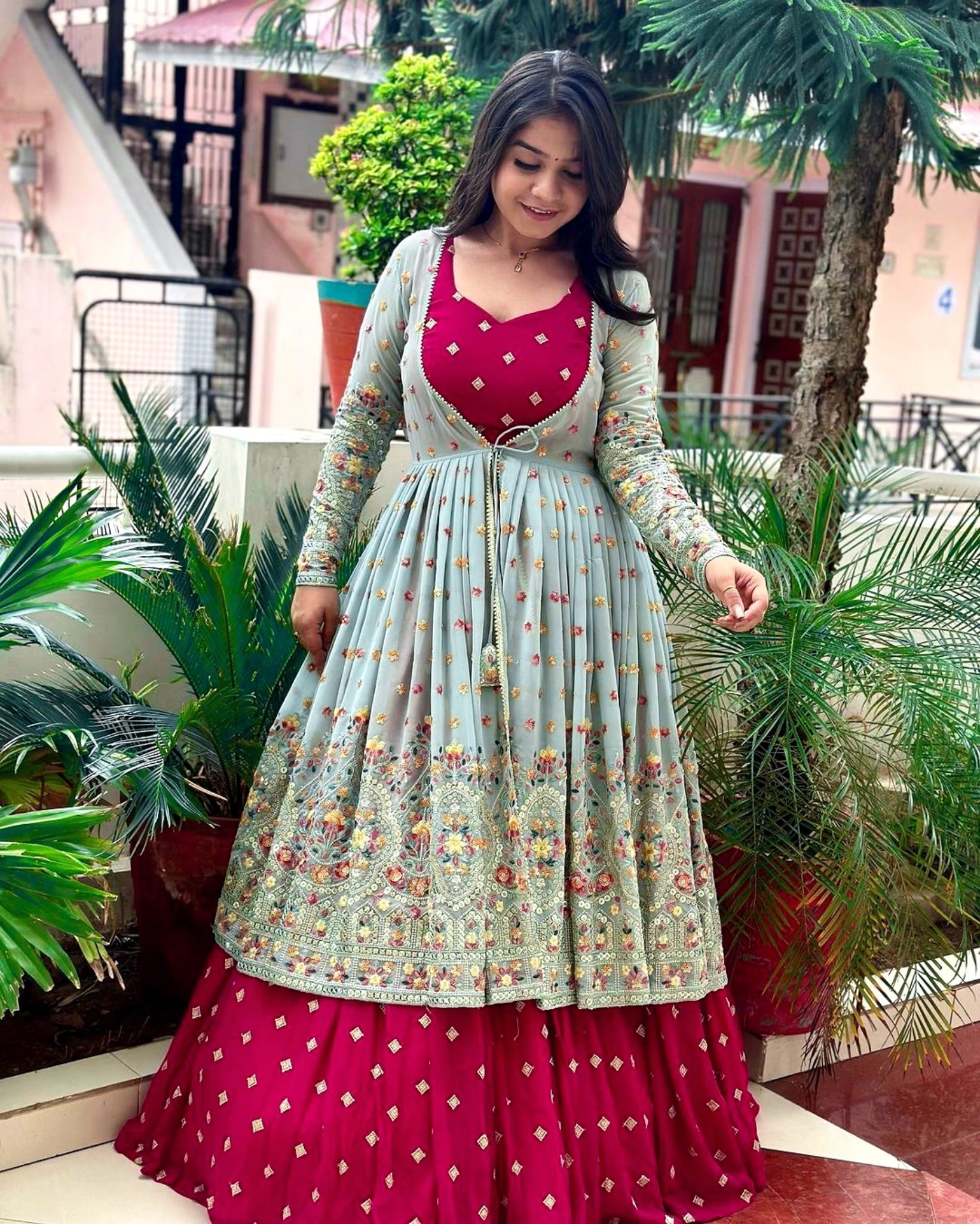 खूबसूरत कोटी के साथ डिज़ाइनर पार्टी वियर लहंगा चोली