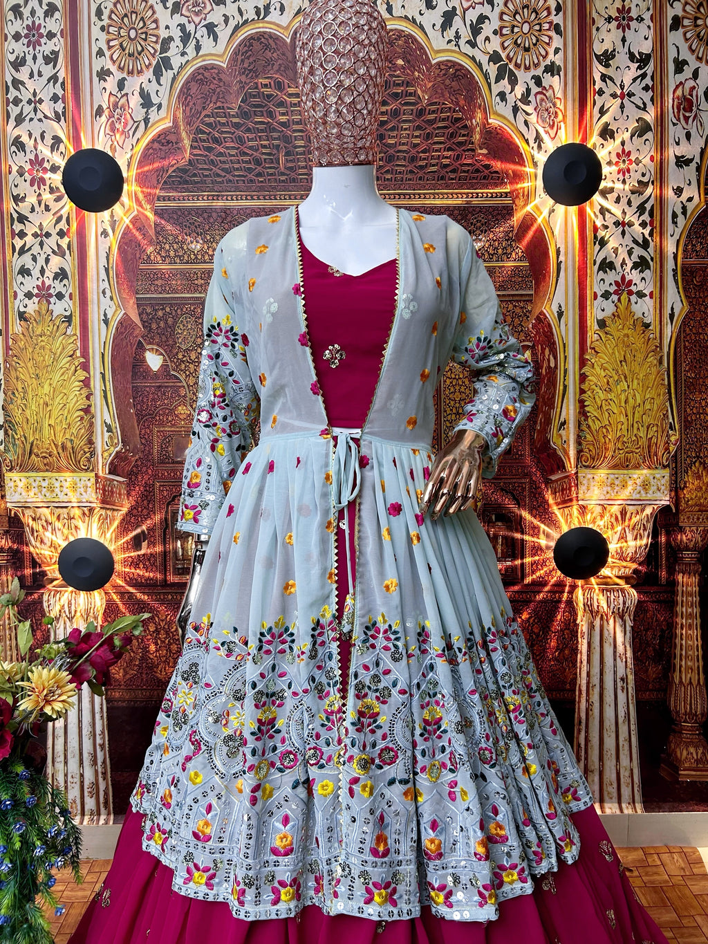 खूबसूरत कोटी के साथ डिज़ाइनर पार्टी वियर लहंगा चोली