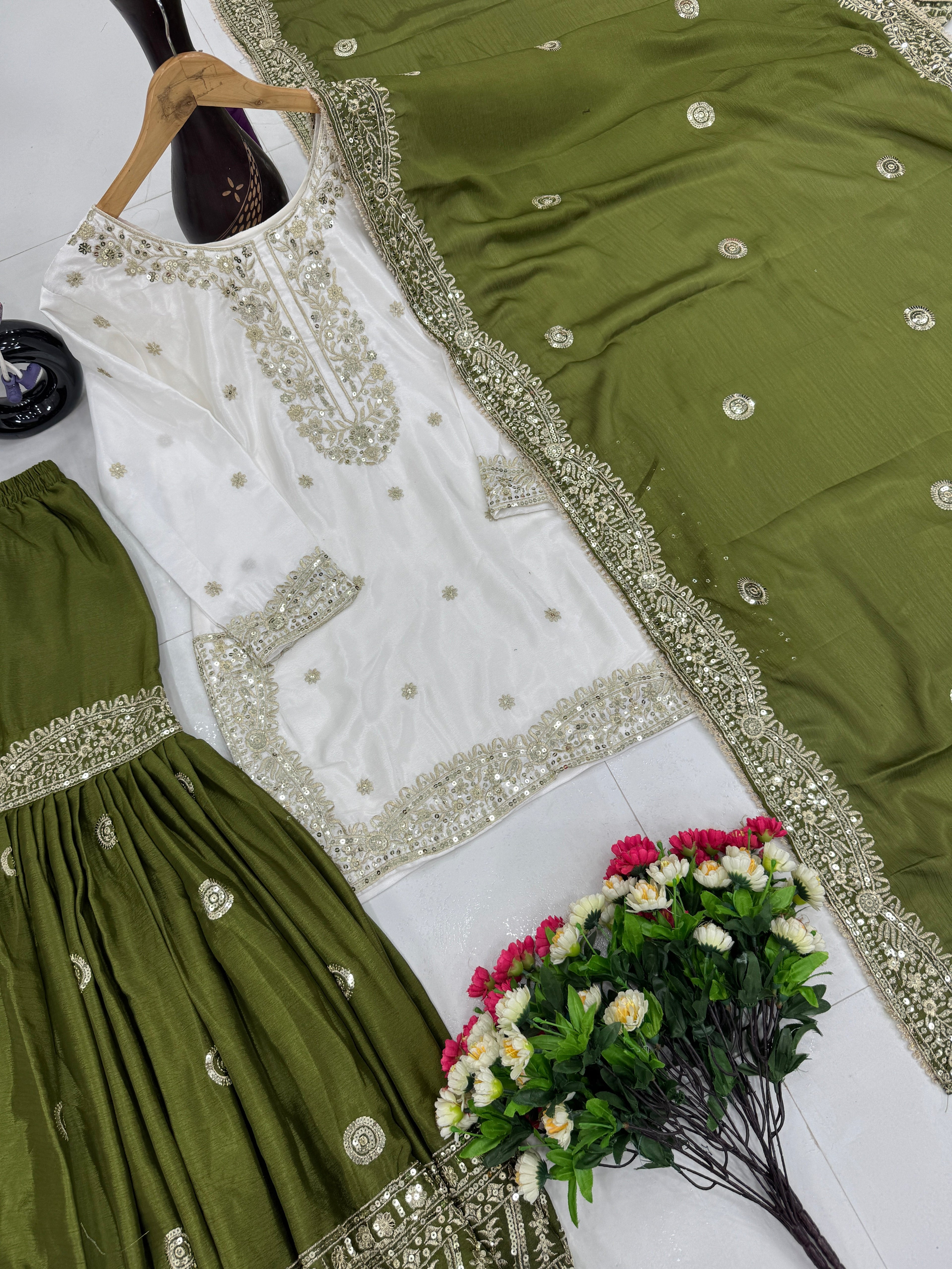 पार्टी वियर खूबसूरत टॉप शरारा और दुपट्टे के साथ