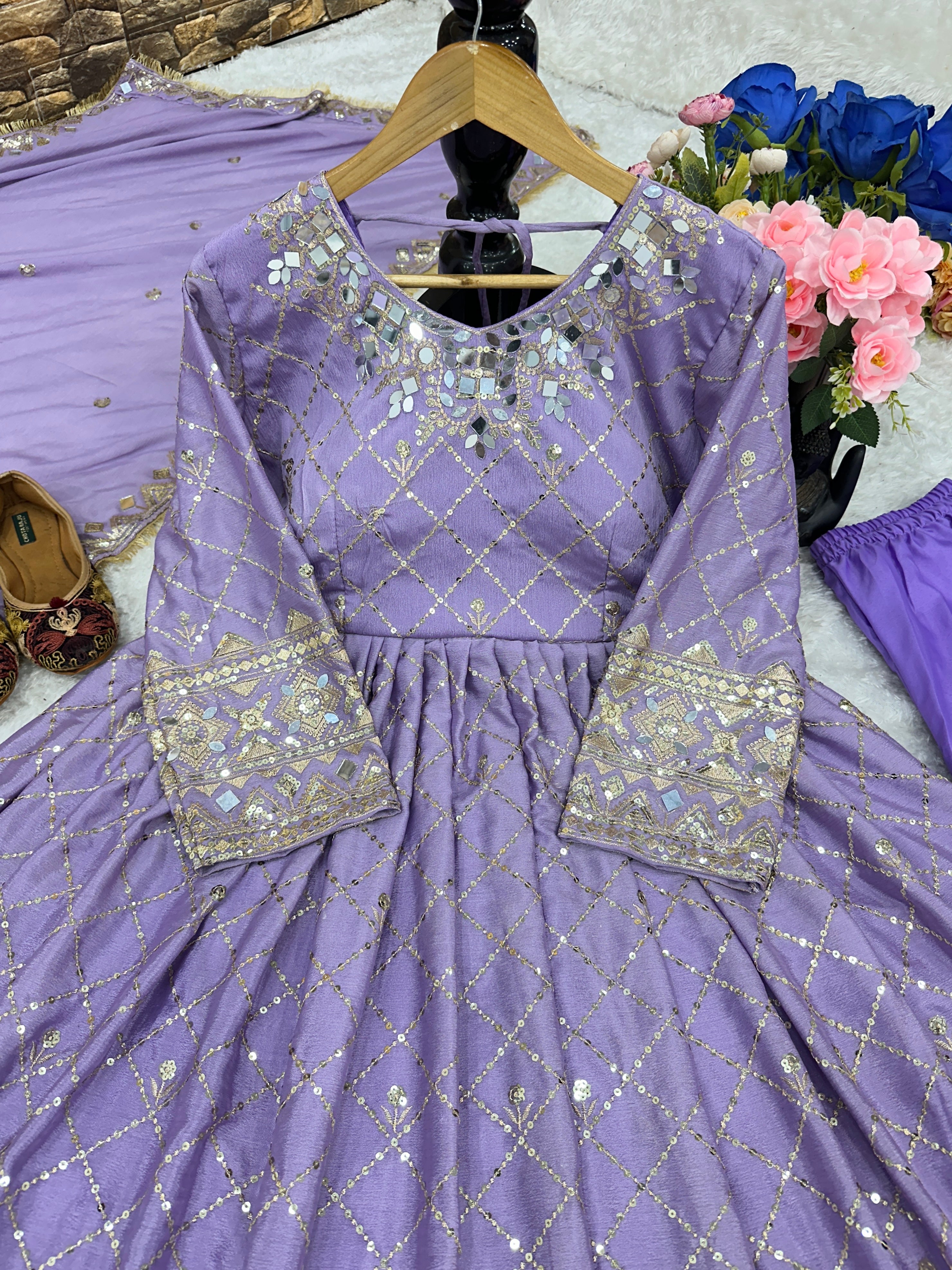 दुपट्टे और पेंट के साथ डिज़ाइनर पार्टी वियर लुक गाउन