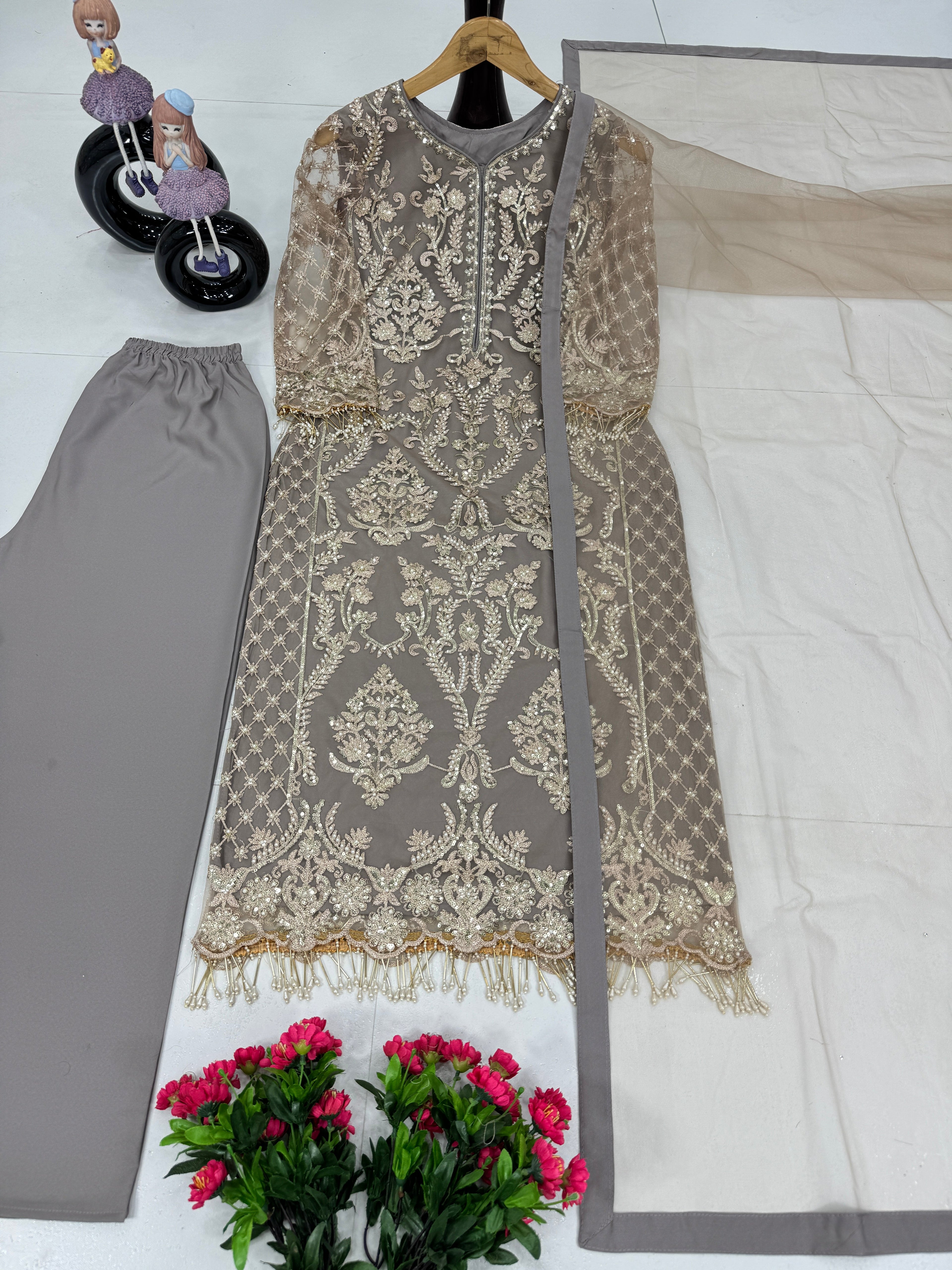 डिज़ाइनर पार्टी वियर टॉप पेंट और फैंसी लेस के साथ दुपट्टा