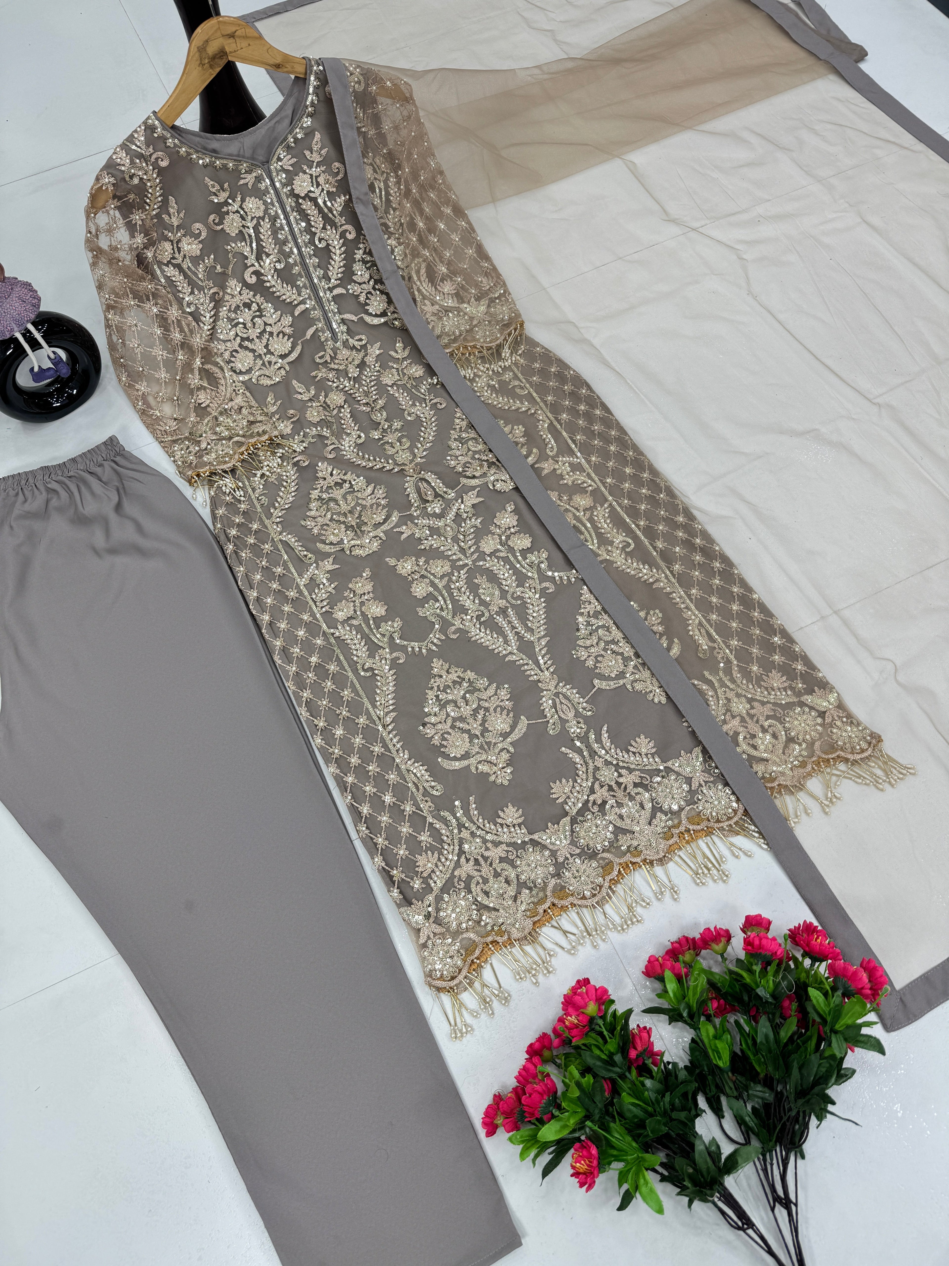 डिज़ाइनर पार्टी वियर टॉप पेंट और फैंसी लेस के साथ दुपट्टा