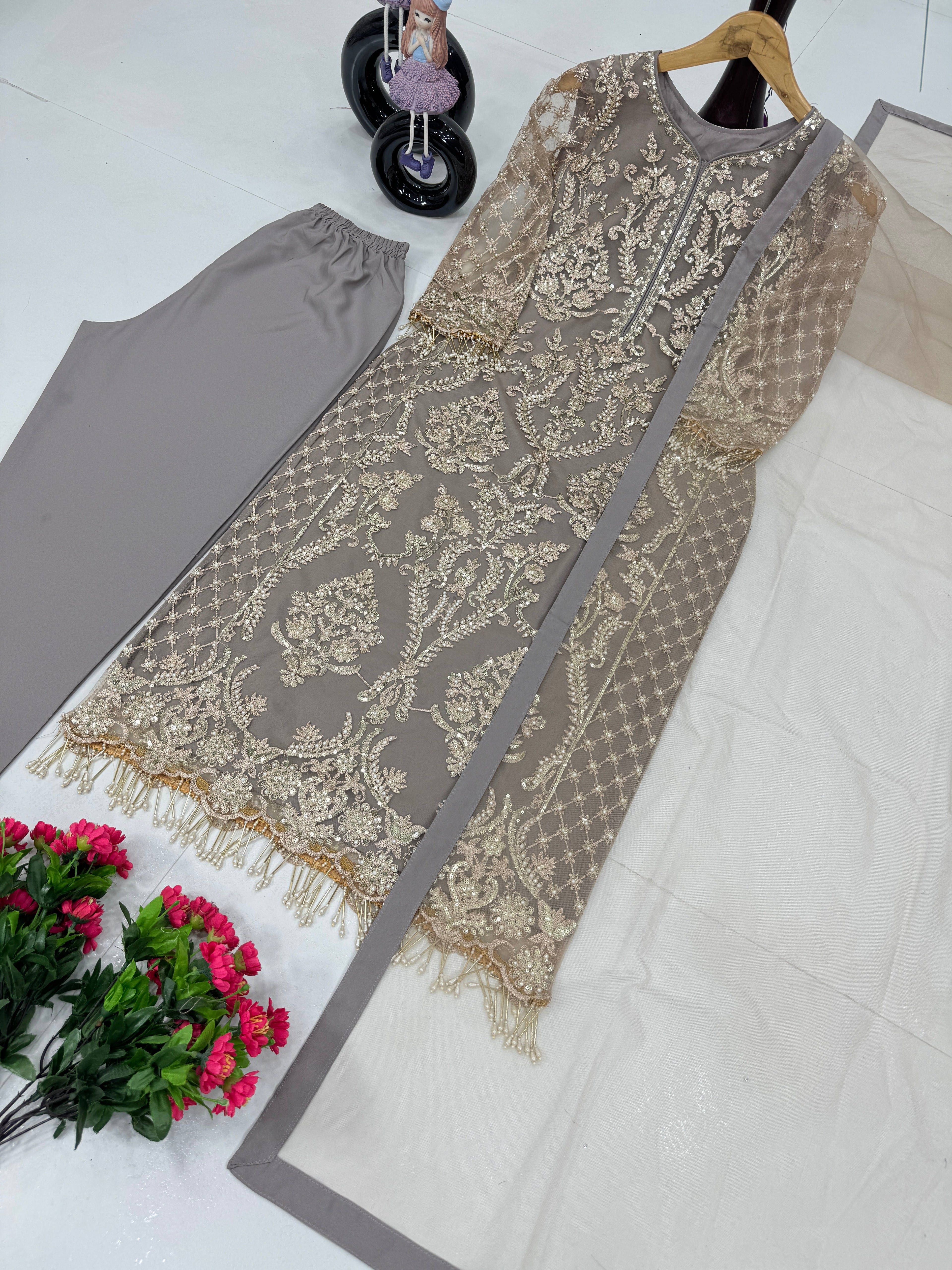 डिज़ाइनर पार्टी वियर टॉप पेंट और फैंसी लेस के साथ दुपट्टा