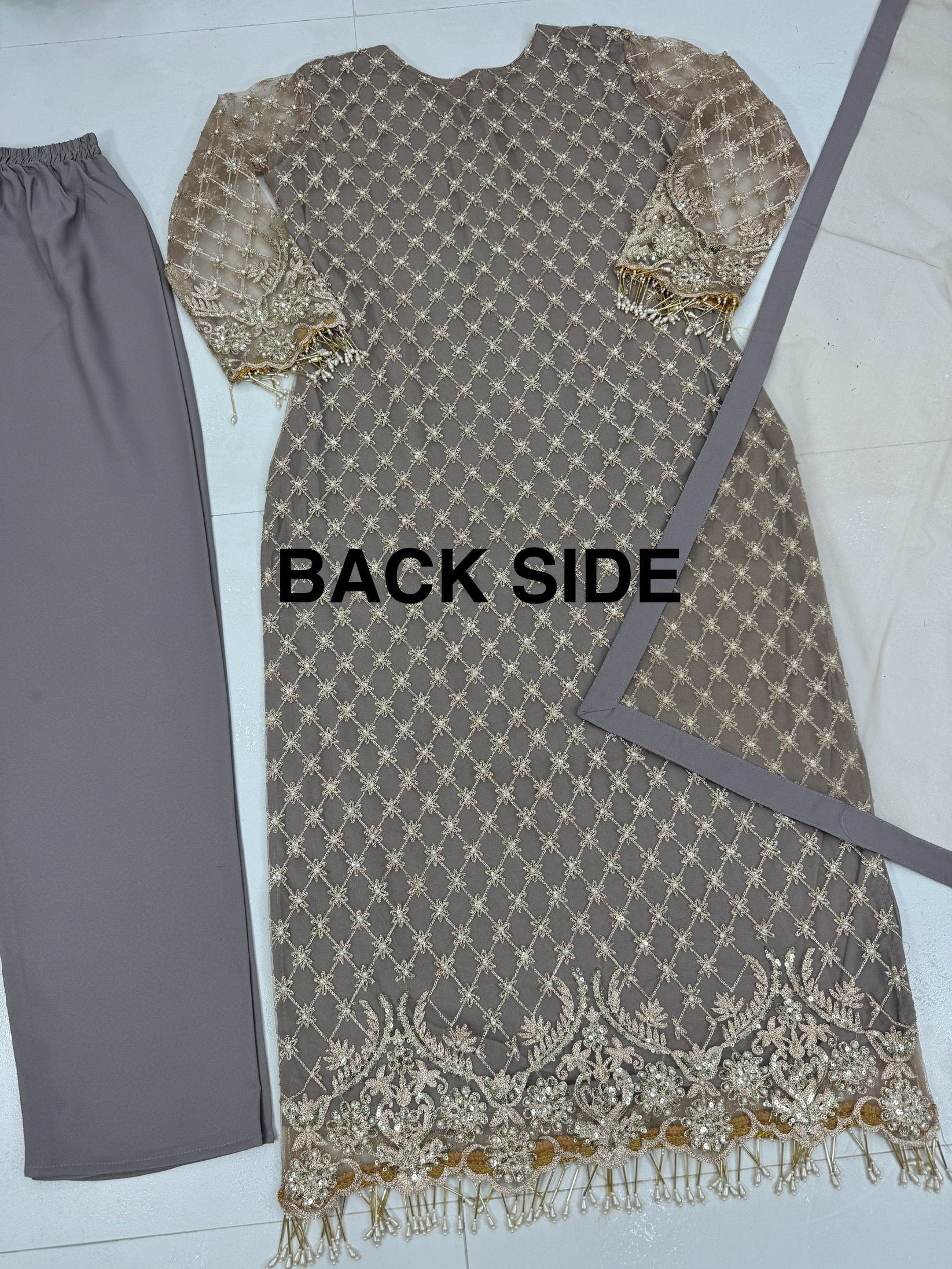 डिज़ाइनर पार्टी वियर टॉप पेंट और फैंसी लेस के साथ दुपट्टा