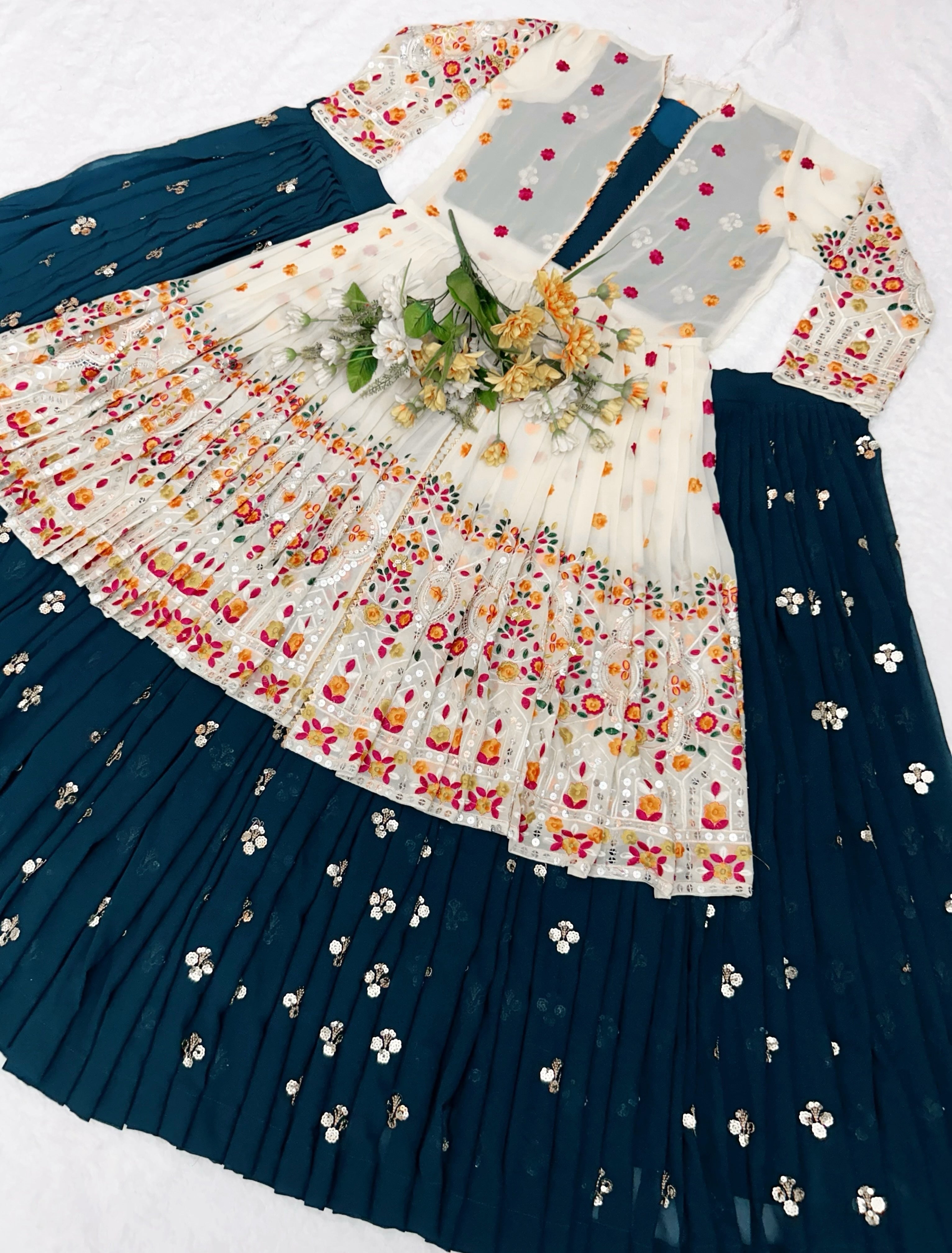 खूबसूरत कोटी के साथ डिज़ाइनर पार्टी वियर लहंगा चोली