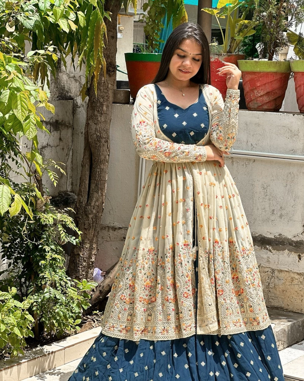 खूबसूरत कोटी के साथ डिज़ाइनर पार्टी वियर लहंगा चोली