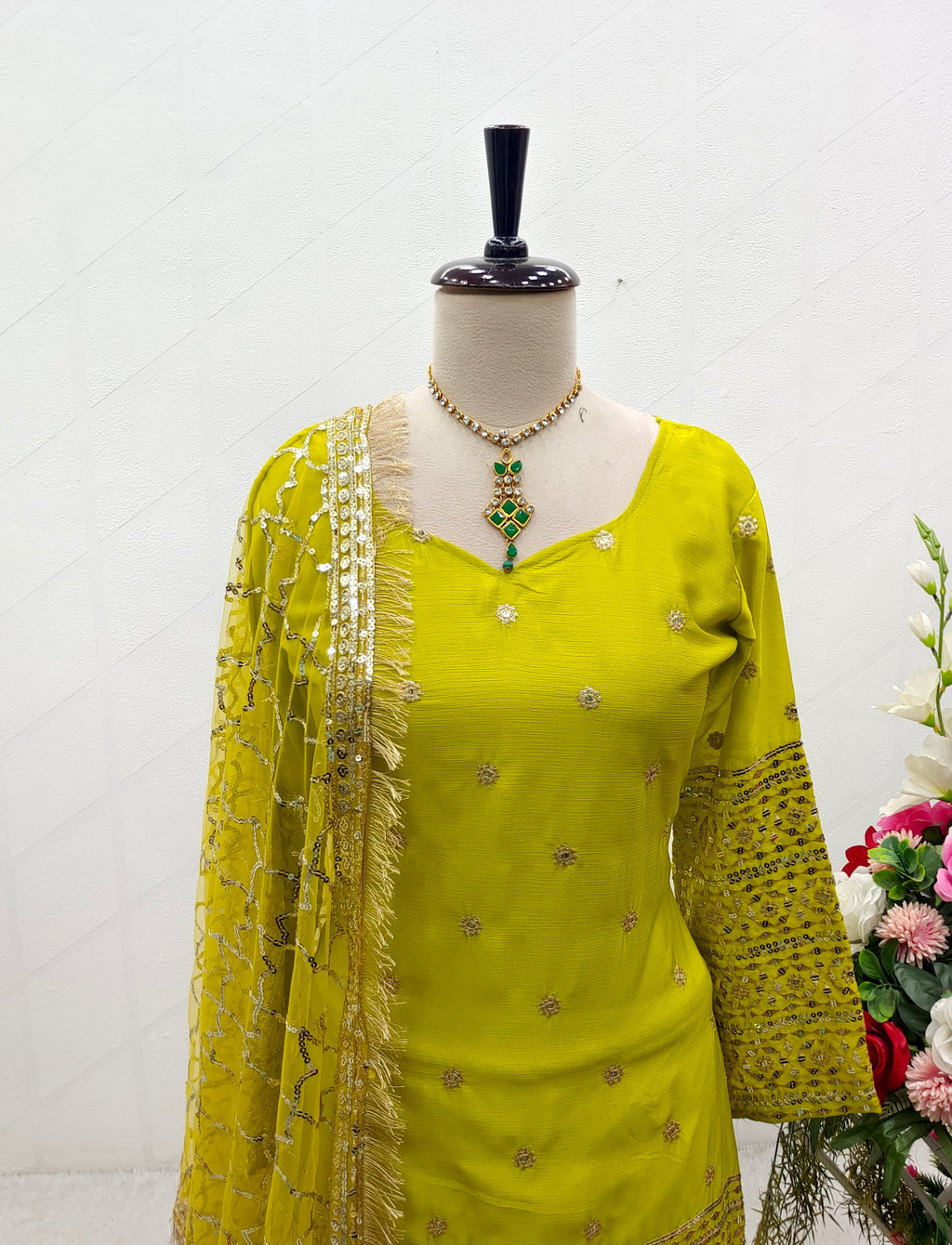 डिज़ाइनर पार्टी वियर टॉप-सररा दुपट्टे के साथ कढ़ाई वर्क के साथ