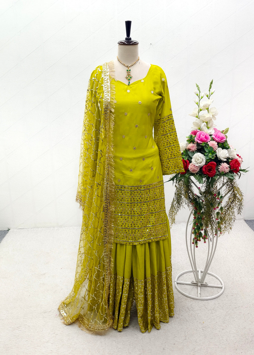 डिज़ाइनर पार्टी वियर टॉप-सररा दुपट्टे के साथ कढ़ाई वर्क के साथ