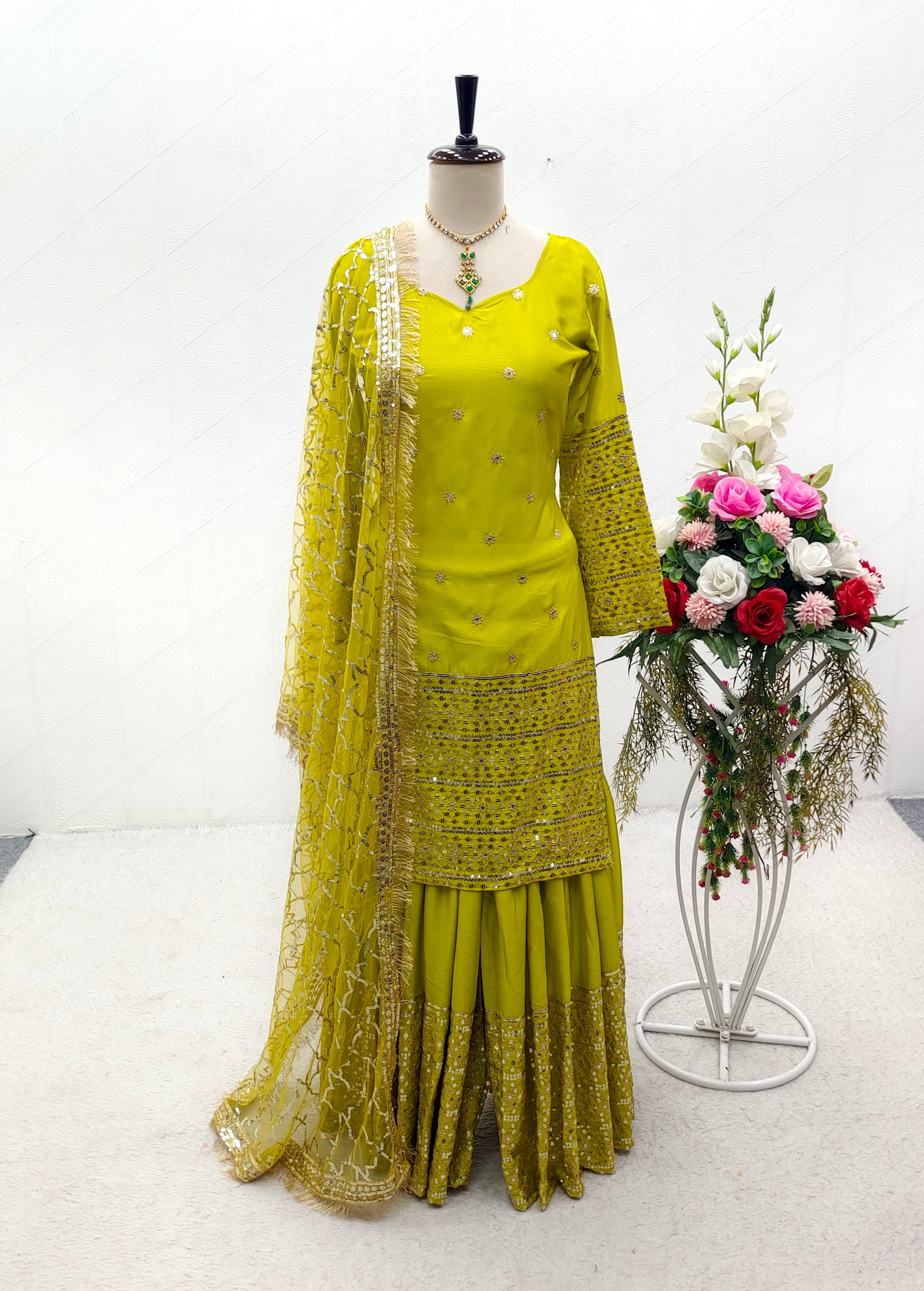 डिज़ाइनर पार्टी वियर टॉप-सररा दुपट्टे के साथ कढ़ाई वर्क के साथ