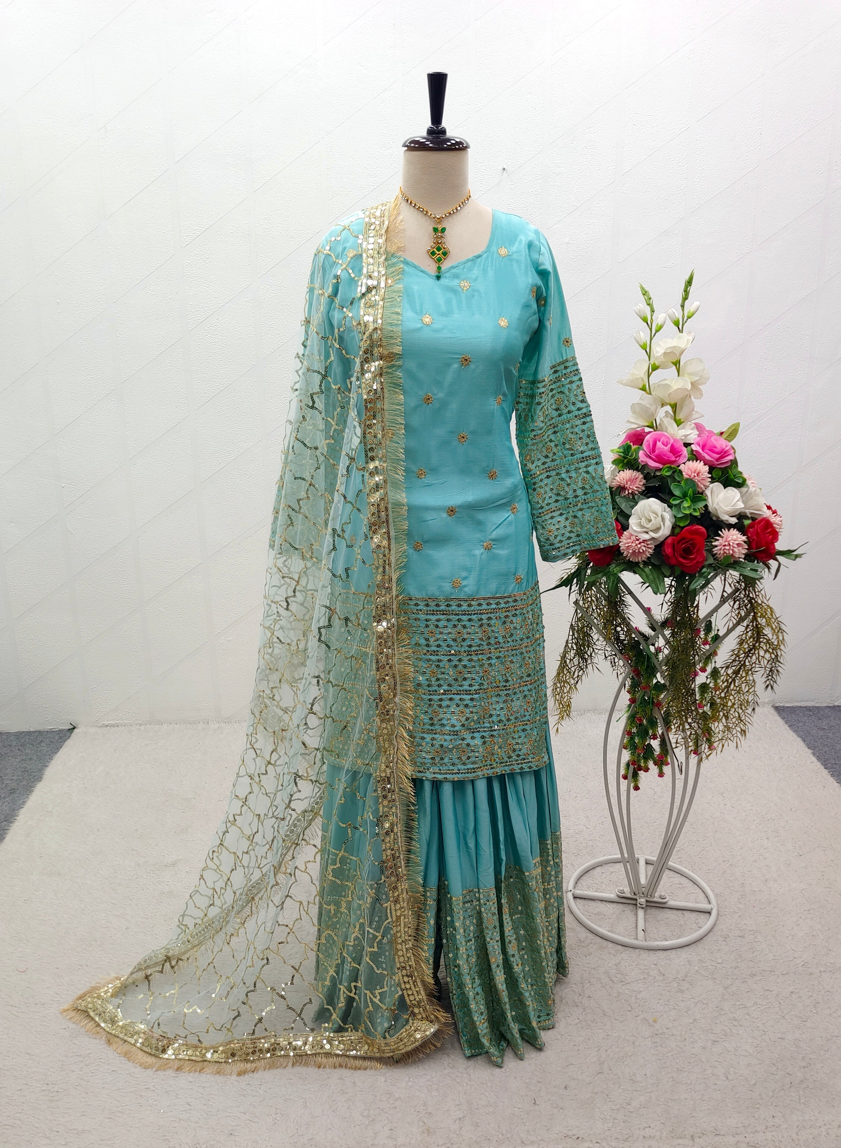 डिज़ाइनर पार्टी वियर टॉप-सररा दुपट्टे के साथ कढ़ाई वर्क के साथ