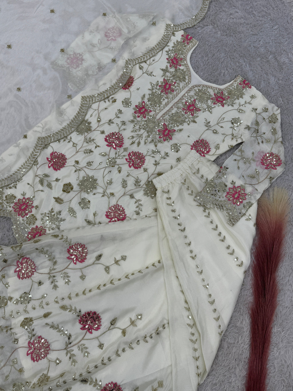 पार्टी वियर खूबसूरत टॉप-बॉटम और फैंसी दुपट्टा