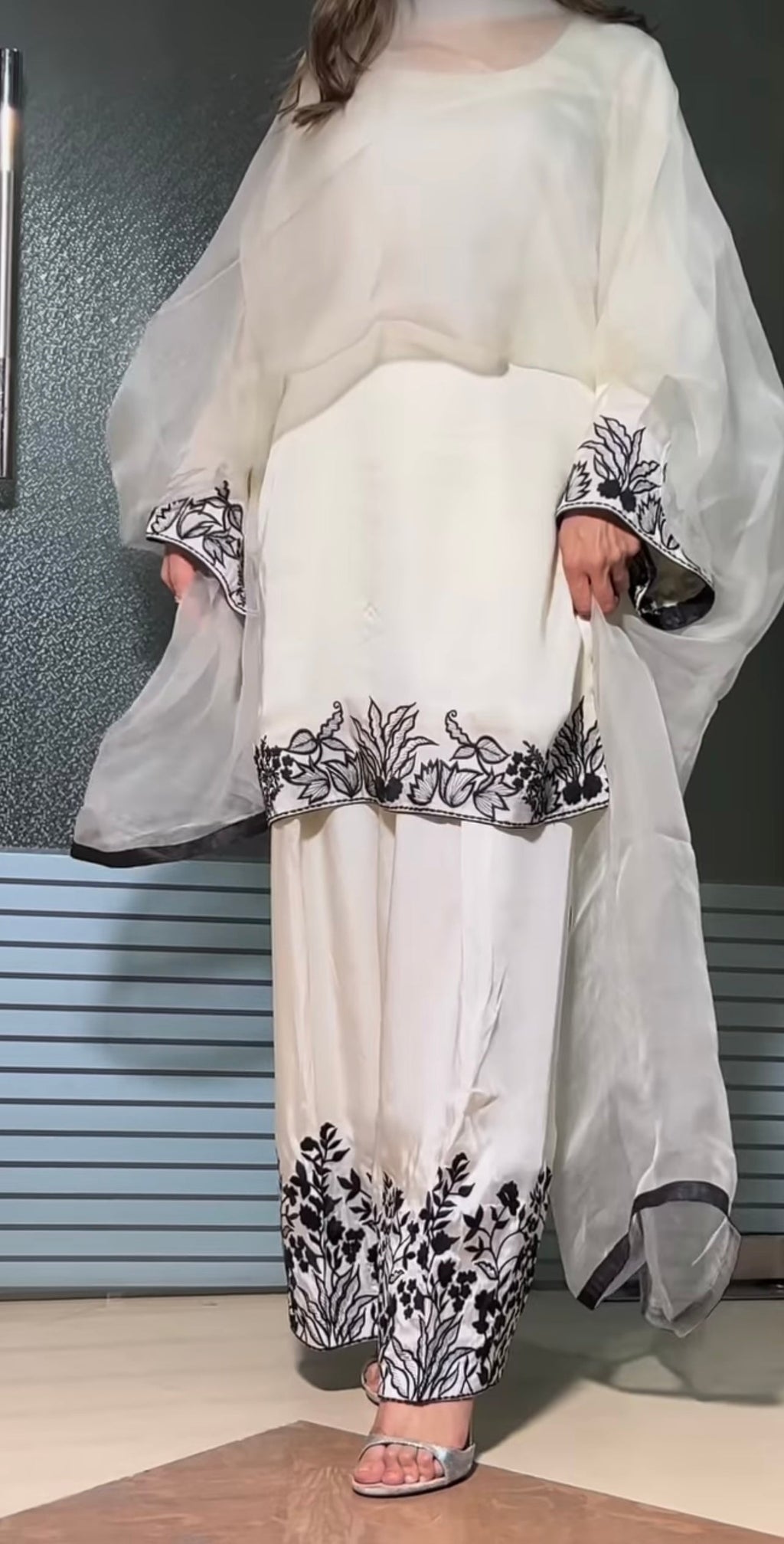 फैंसी लेस बॉर्डर वर्क के साथ डिज़ाइनर पार्टी वियर लुक टॉप और बॉटम