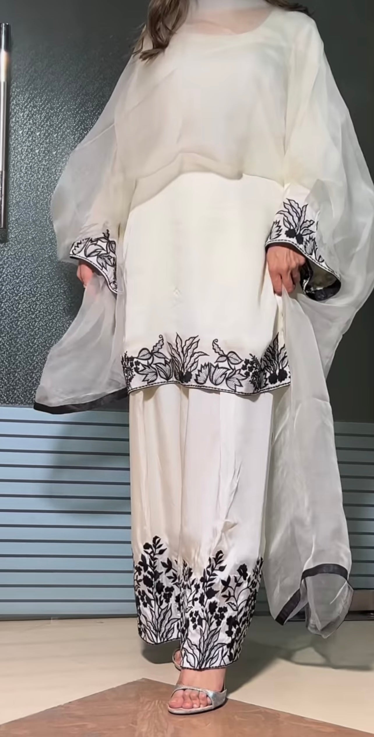 फैंसी लेस बॉर्डर वर्क के साथ डिज़ाइनर पार्टी वियर लुक टॉप और बॉटम