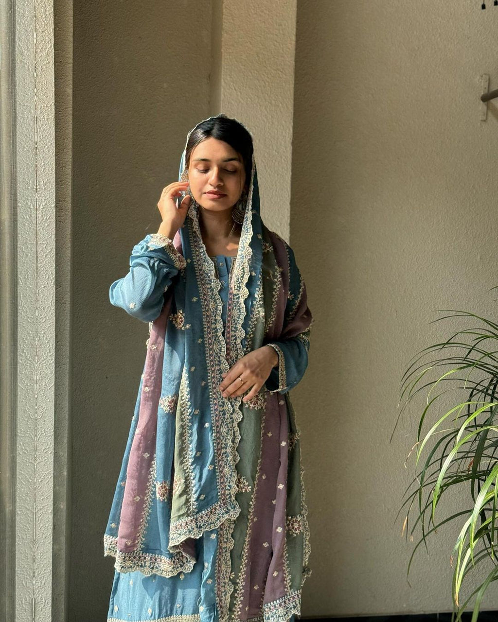 डिज़ाइनर पार्टी वियर टॉप और प्लाज़ो दुपट्टे के साथ सीक्वेंस वर्क के साथ