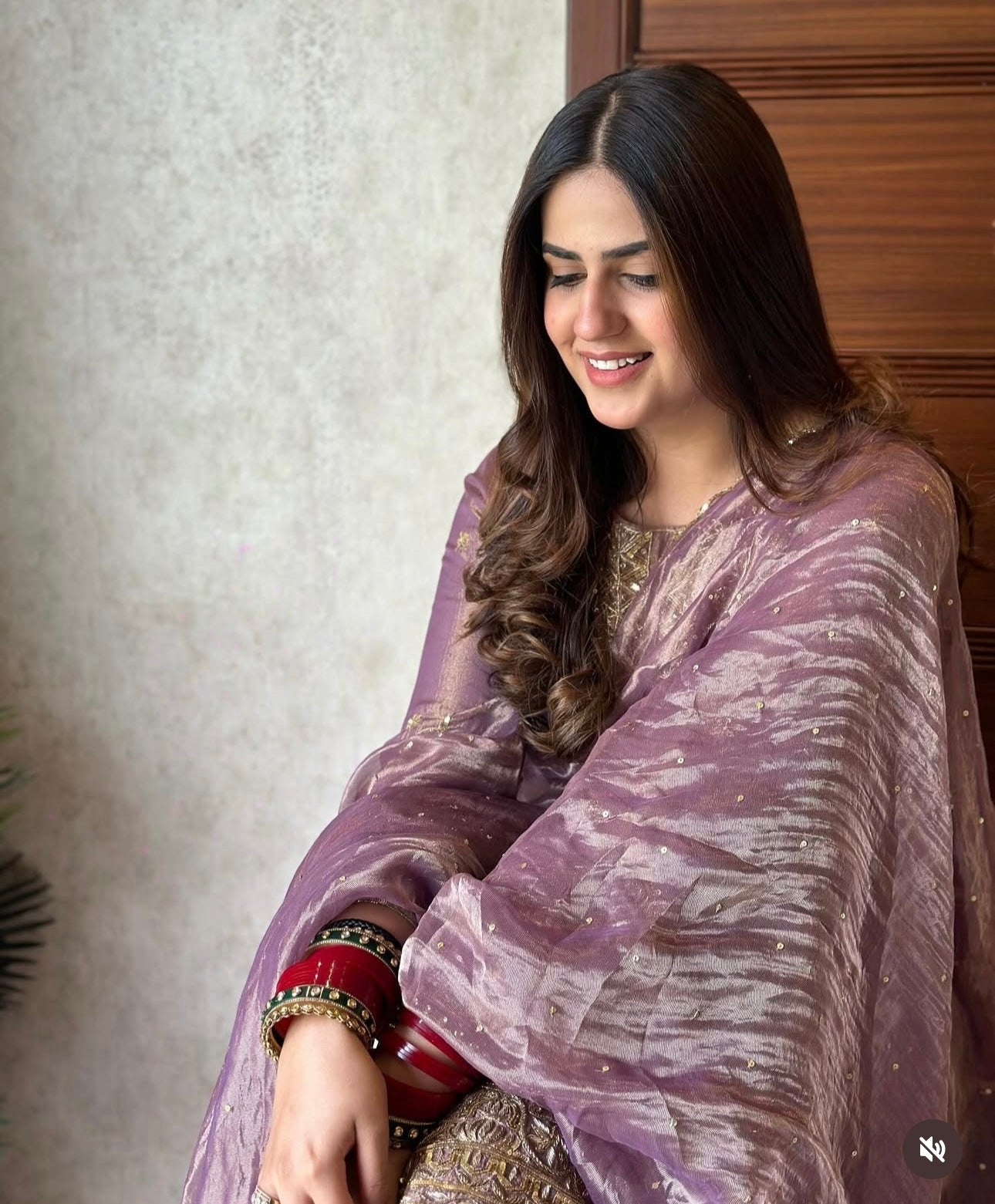 पार्टी वियर टॉप-पेंट और दुपट्टा कढ़ाई सीक्वेंस वर्क के साथ