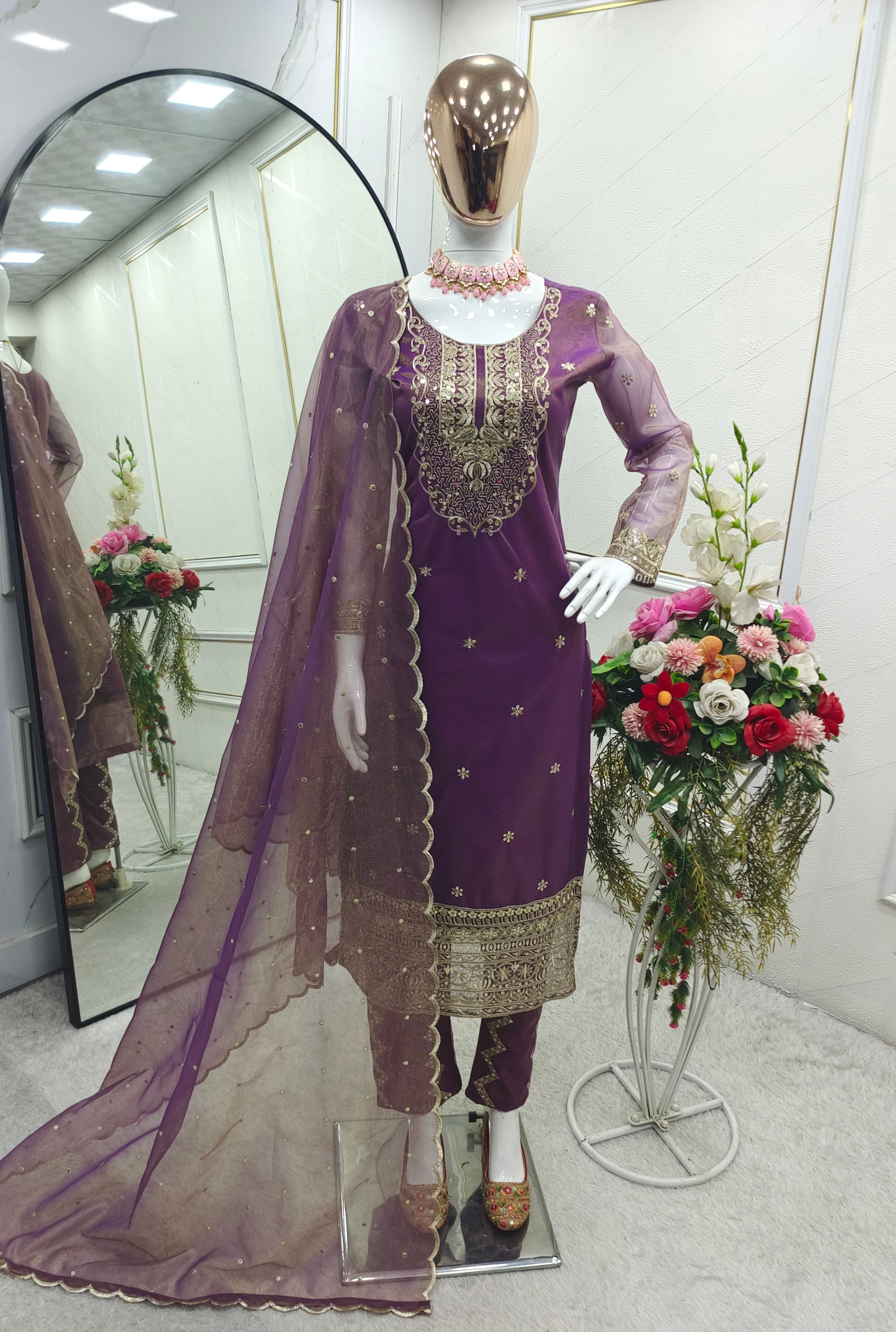 पार्टी वियर टॉप-पेंट और दुपट्टा कढ़ाई सीक्वेंस वर्क के साथ