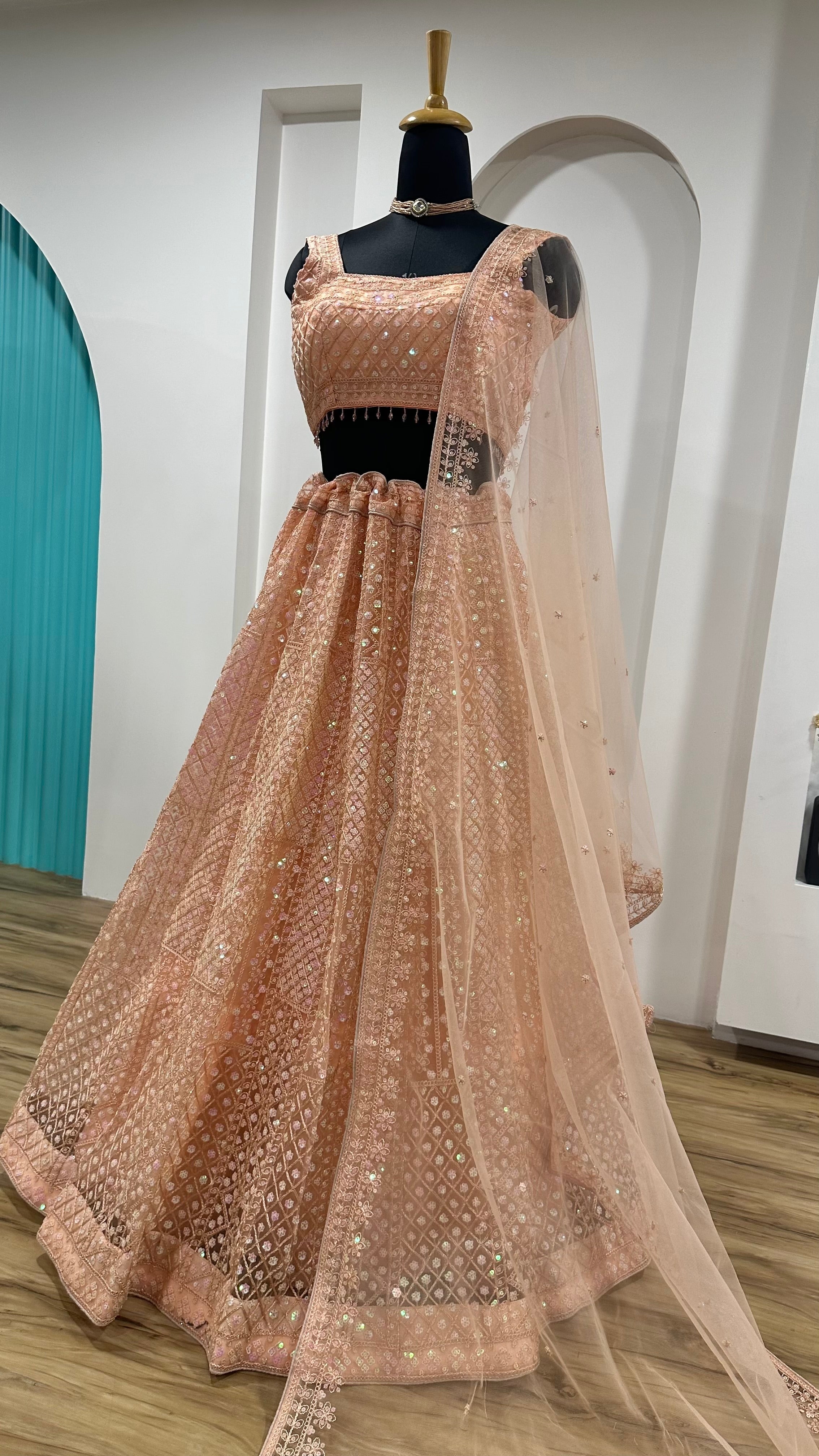 रेनबो सेक्विन और डोरी वर्क के साथ पार्टी वियर लहंगा चोली