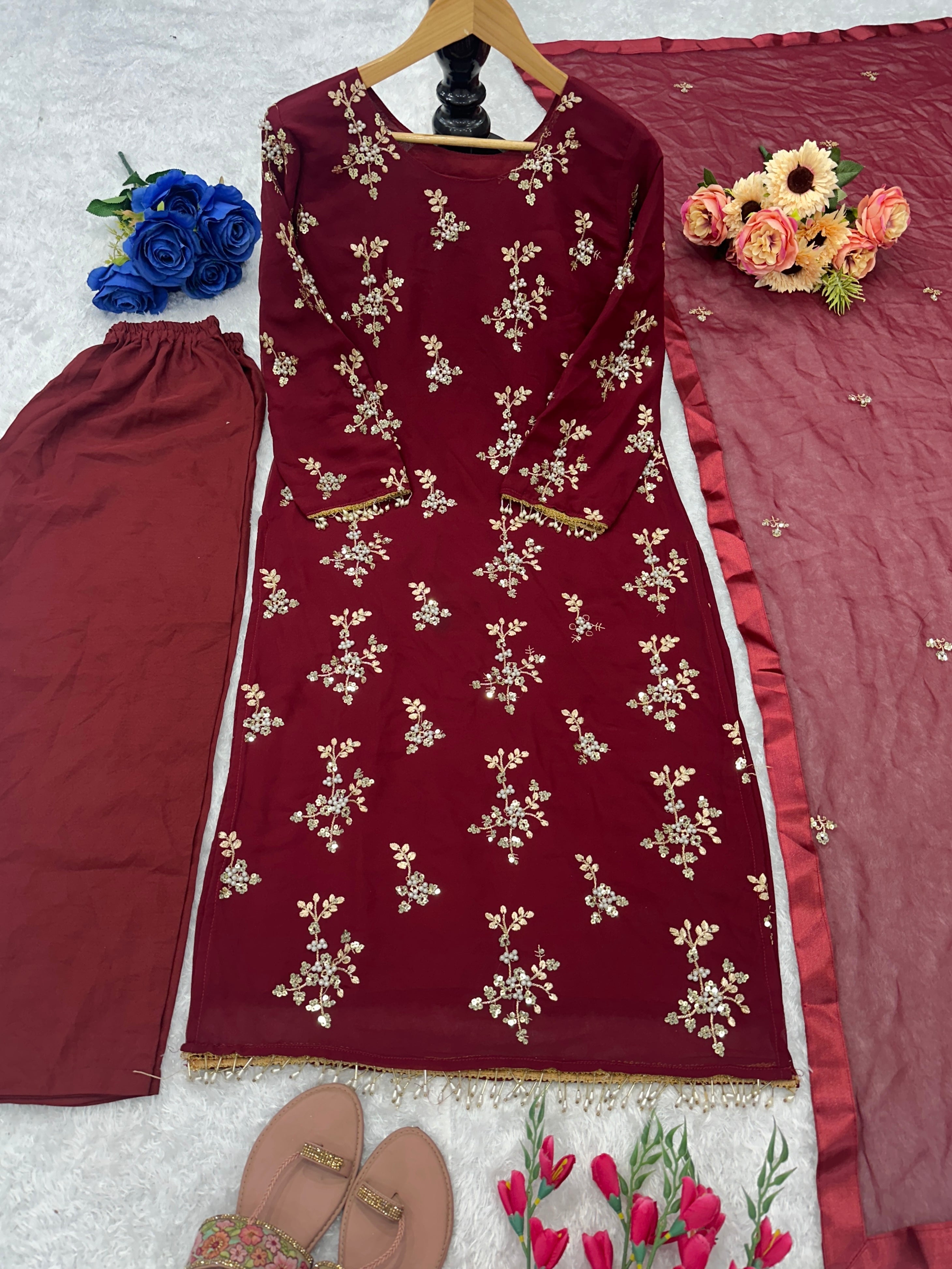 पार्टी में पहनने के लिए सुंदर टॉप और बॉटम फैंसी दुपट्टे के साथ