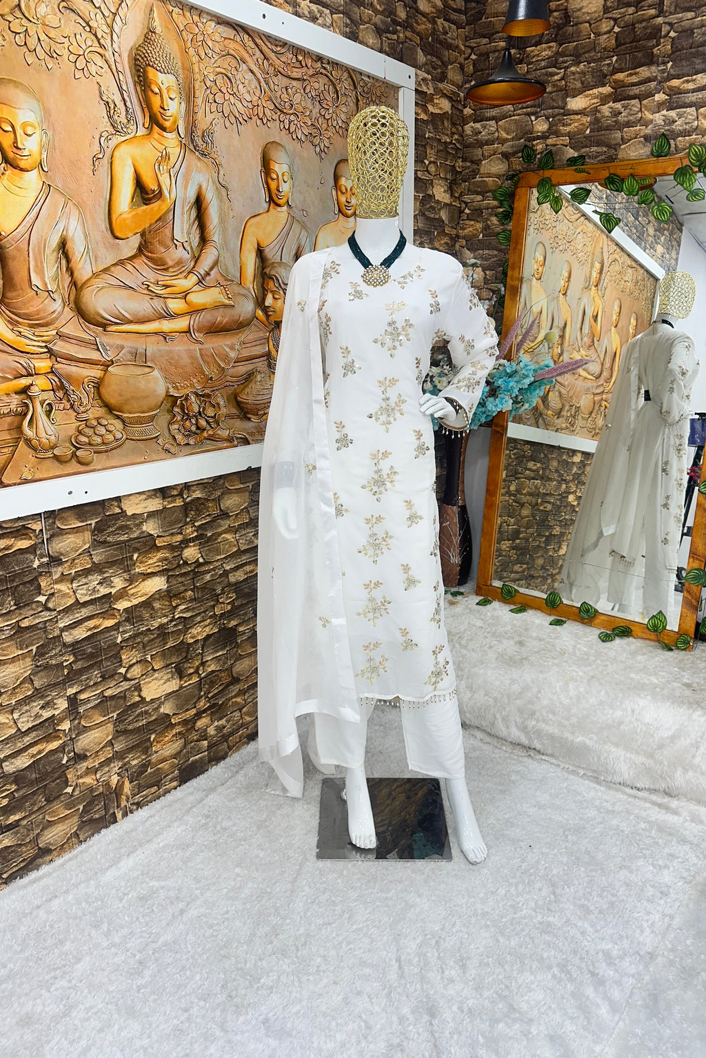 पार्टी में पहनने के लिए सुंदर टॉप और बॉटम फैंसी दुपट्टे के साथ