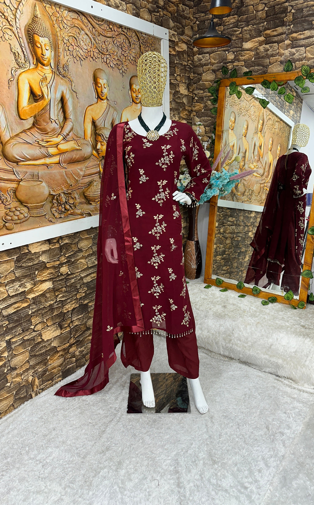 पार्टी में पहनने के लिए सुंदर टॉप और बॉटम फैंसी दुपट्टे के साथ