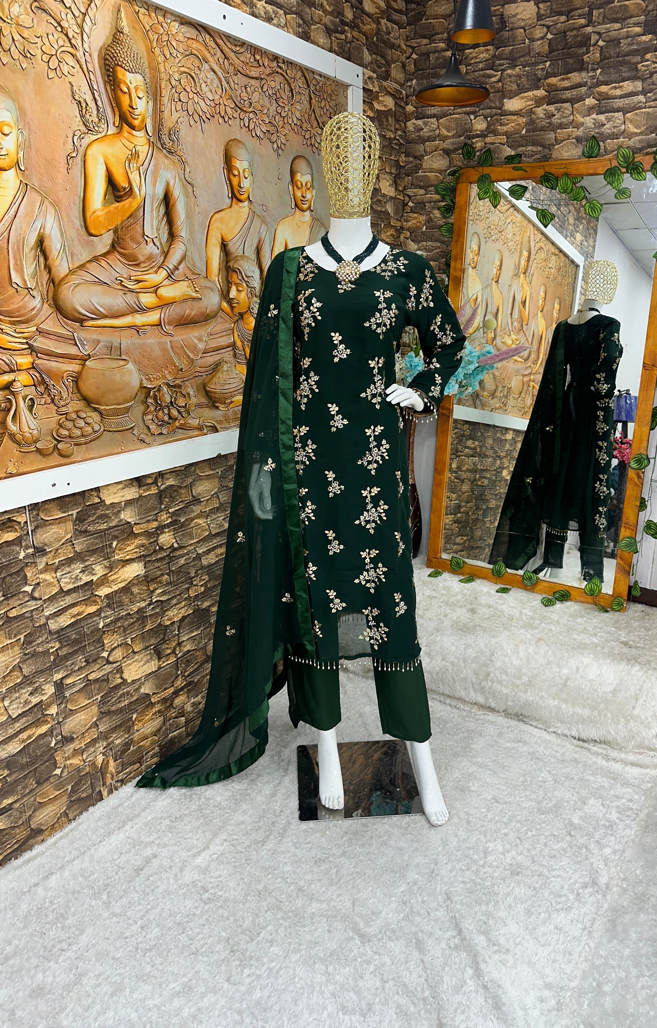 पार्टी में पहनने के लिए सुंदर टॉप और बॉटम फैंसी दुपट्टे के साथ