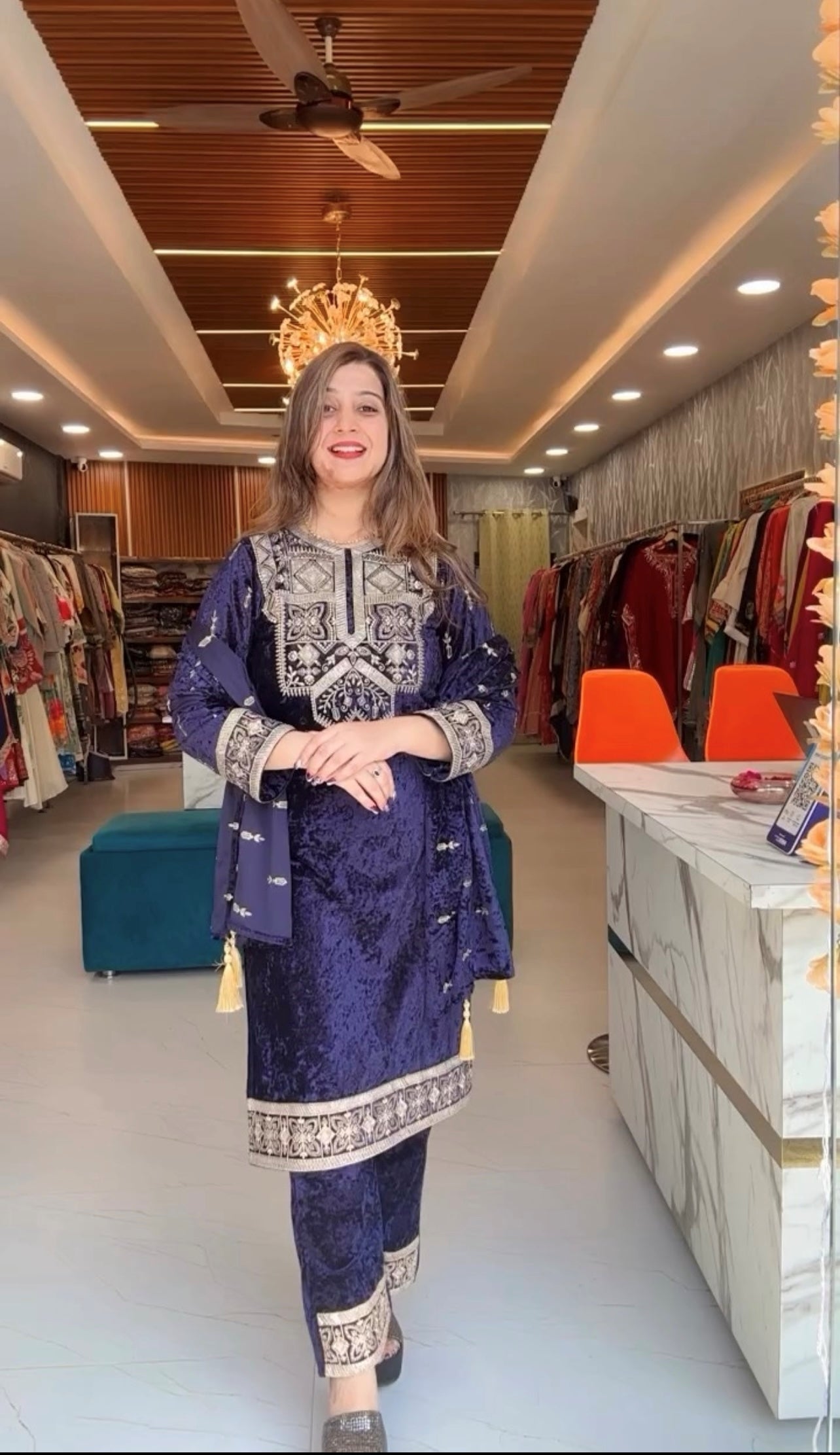 कढ़ाई अनुक्रम कार्य के साथ पार्टी वियर सूट सेट