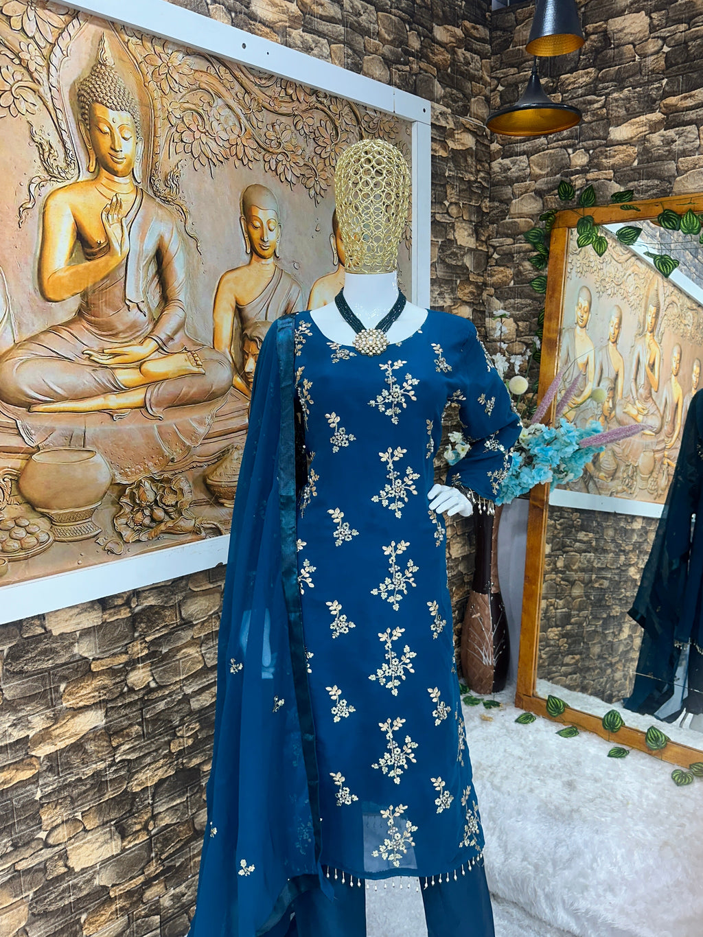 पार्टी में पहनने के लिए सुंदर टॉप और बॉटम फैंसी दुपट्टे के साथ