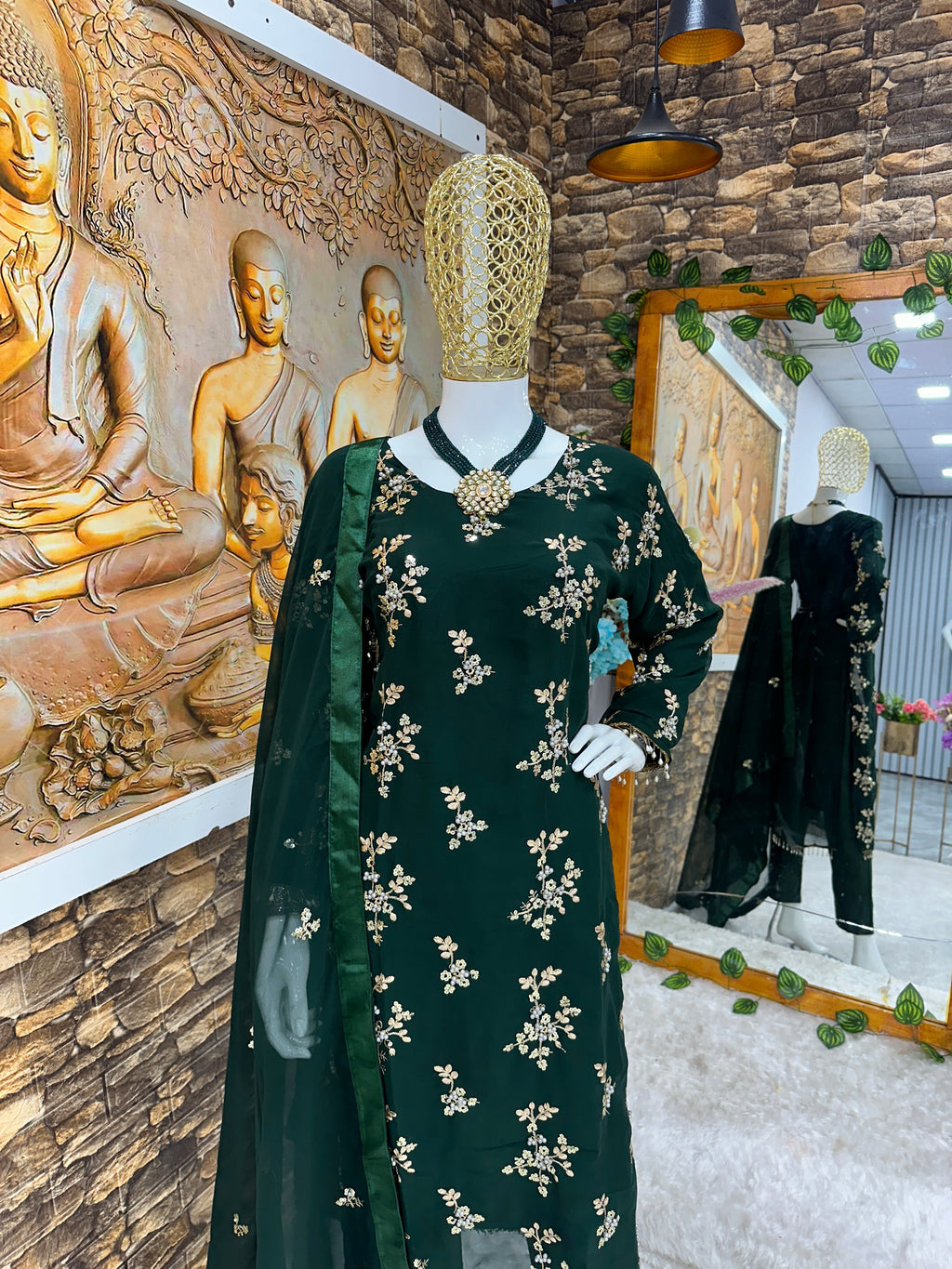 पार्टी में पहनने के लिए सुंदर टॉप और बॉटम फैंसी दुपट्टे के साथ