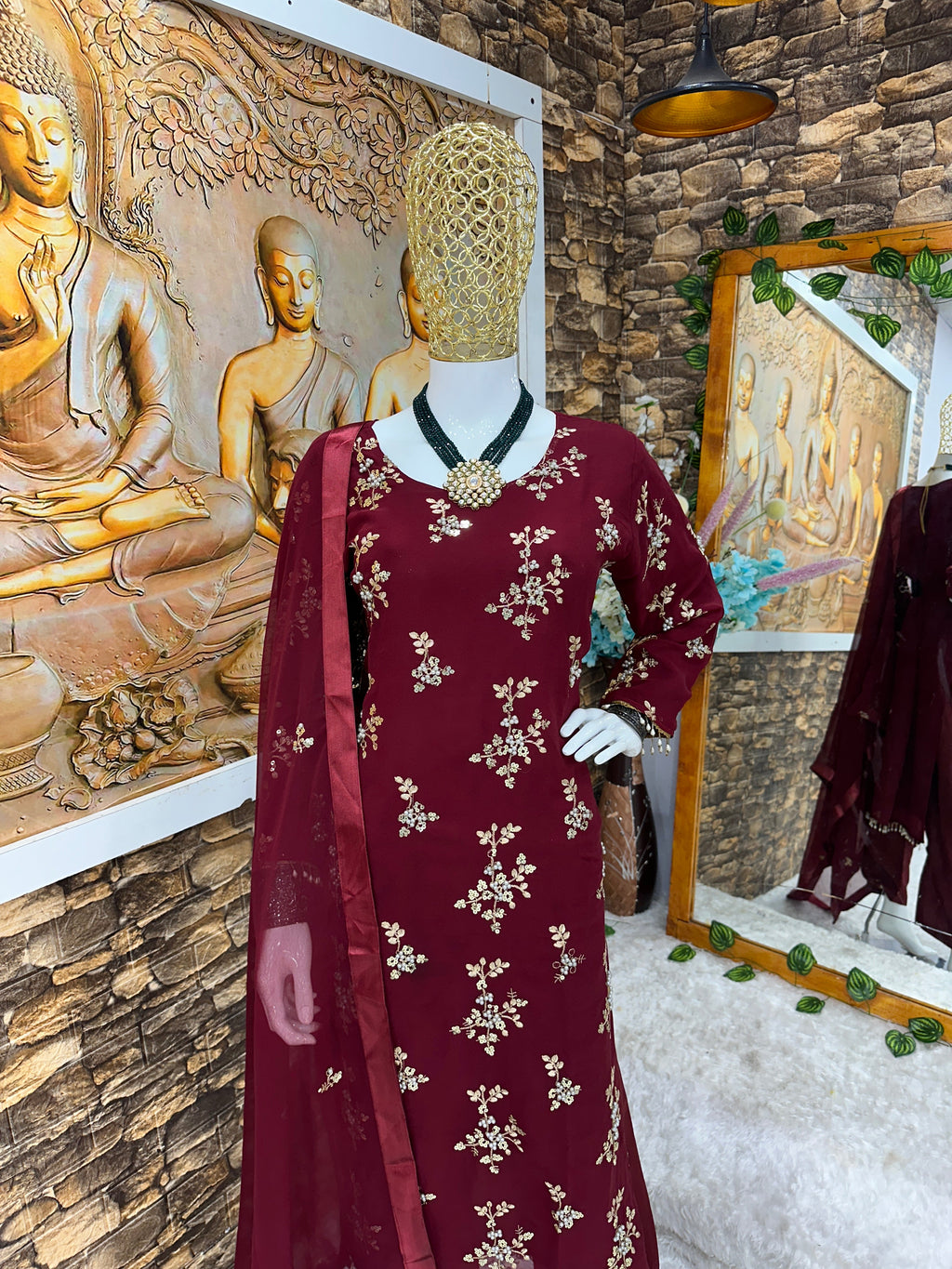 पार्टी में पहनने के लिए सुंदर टॉप और बॉटम फैंसी दुपट्टे के साथ