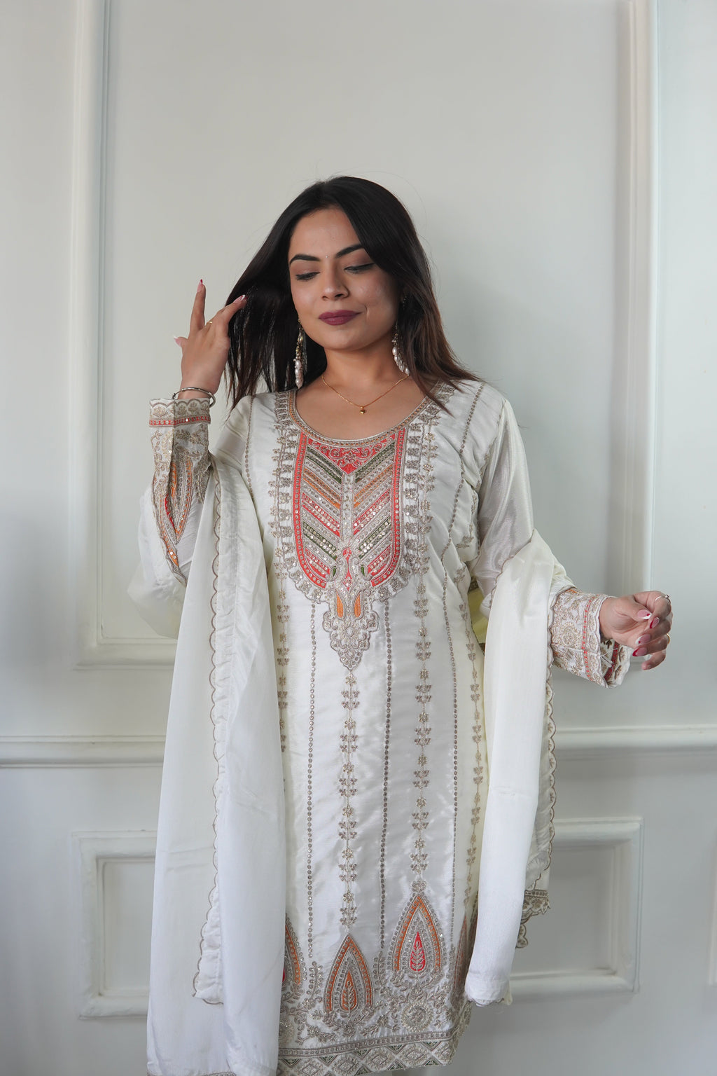 डिज़ाइनर पार्टी वियर टॉप-पेंट और दुपट्टा सीक्वेंस वर्क के साथ