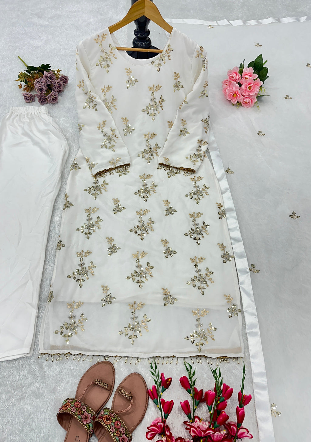 पार्टी में पहनने के लिए सुंदर टॉप और बॉटम फैंसी दुपट्टे के साथ