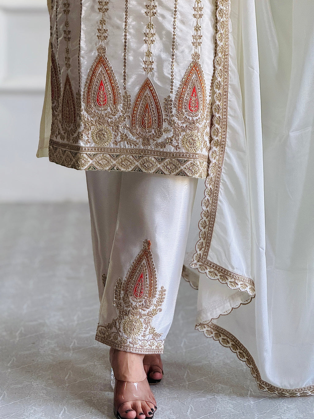 डिज़ाइनर पार्टी वियर टॉप-पेंट और दुपट्टा सीक्वेंस वर्क के साथ