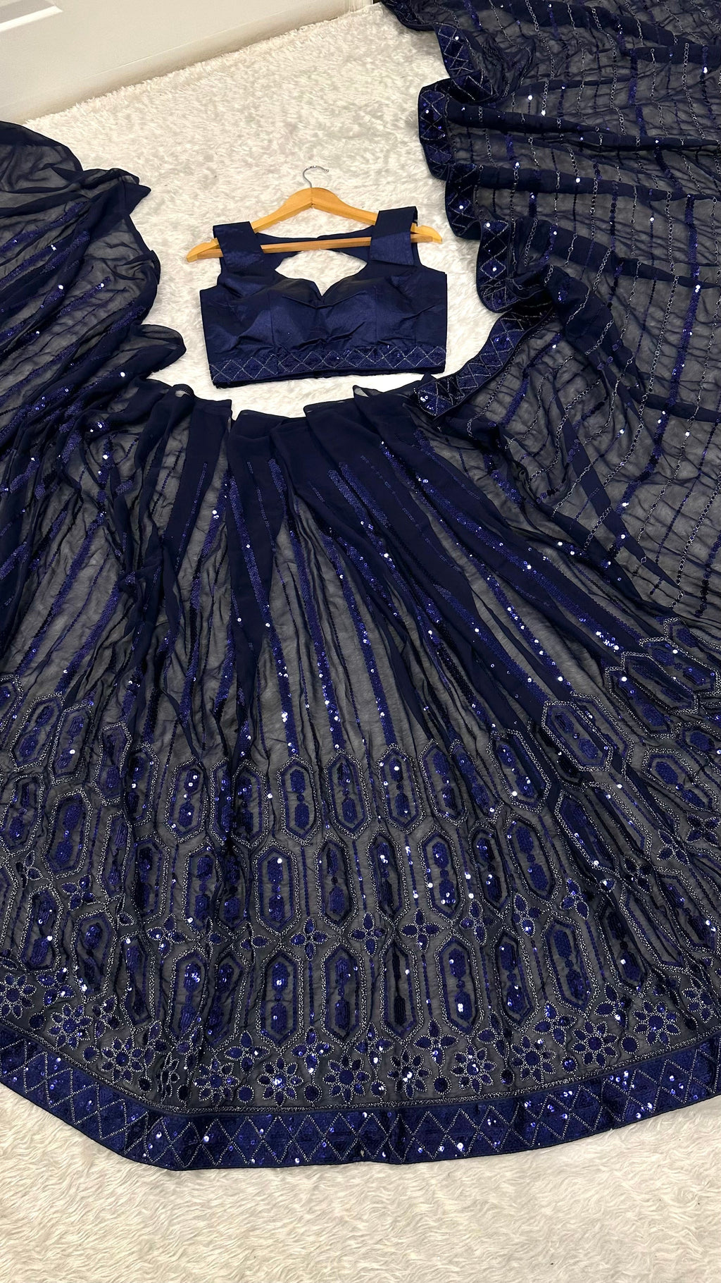 सेक्विन, धागे और डोरी वर्क वाली पार्टी वियर साड़ी