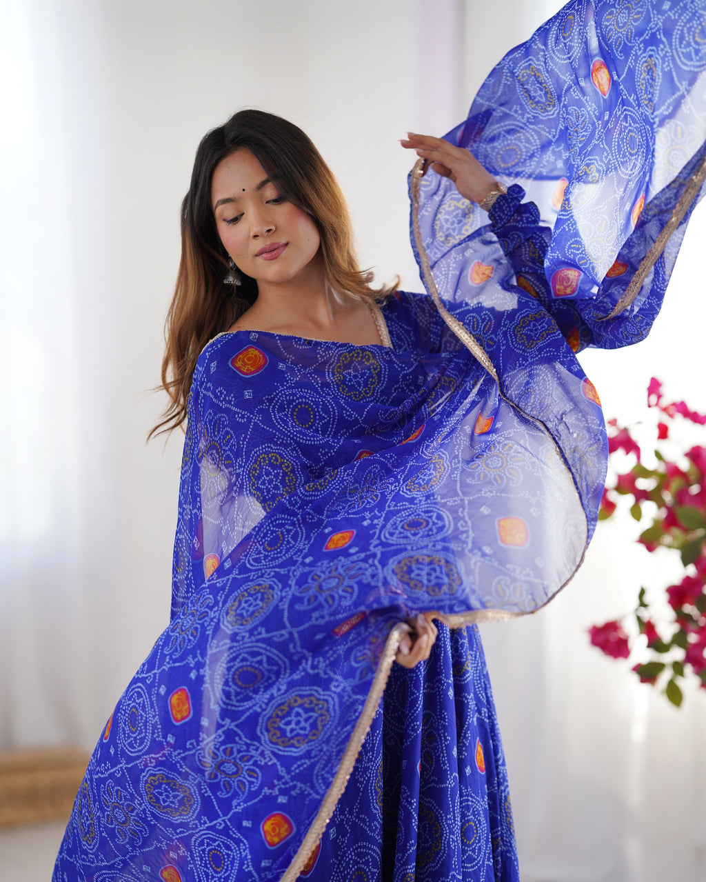 पार्टी वियर सुंदर अनारकली गाउन और दुपट्टे के साथ पैंट