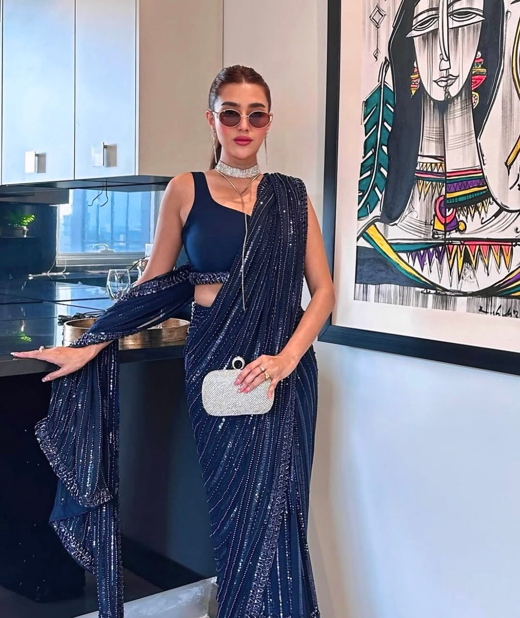 सेक्विन, धागे और डोरी वर्क वाली पार्टी वियर साड़ी