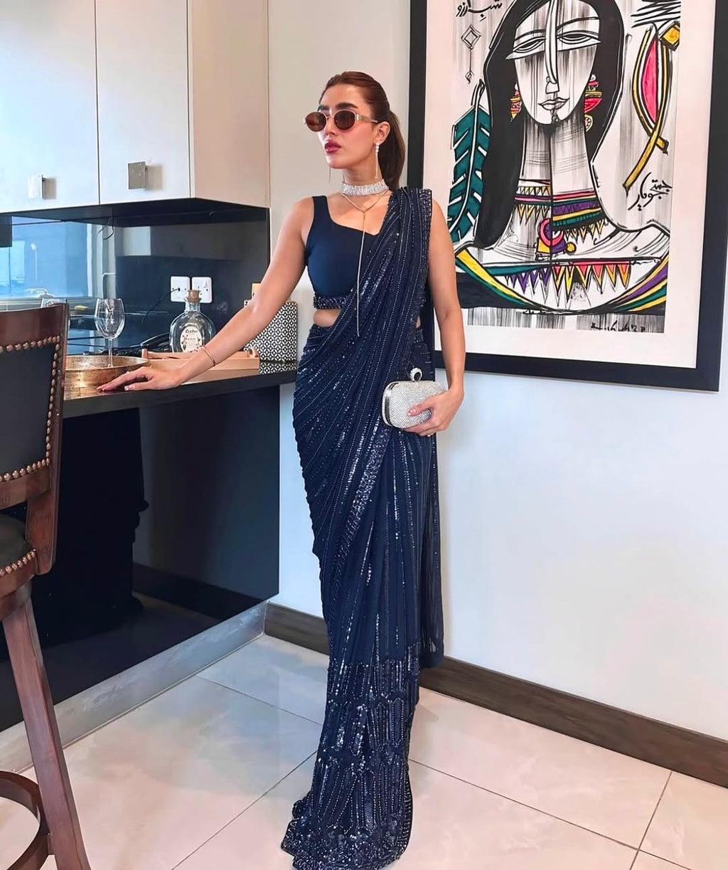 सेक्विन, धागे और डोरी वर्क वाली पार्टी वियर साड़ी