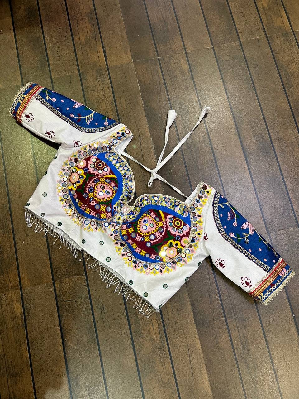 असली शीशे के काम और धागे की कढ़ाई के साथ नवरात्रि स्पेशल लहंगा चोली