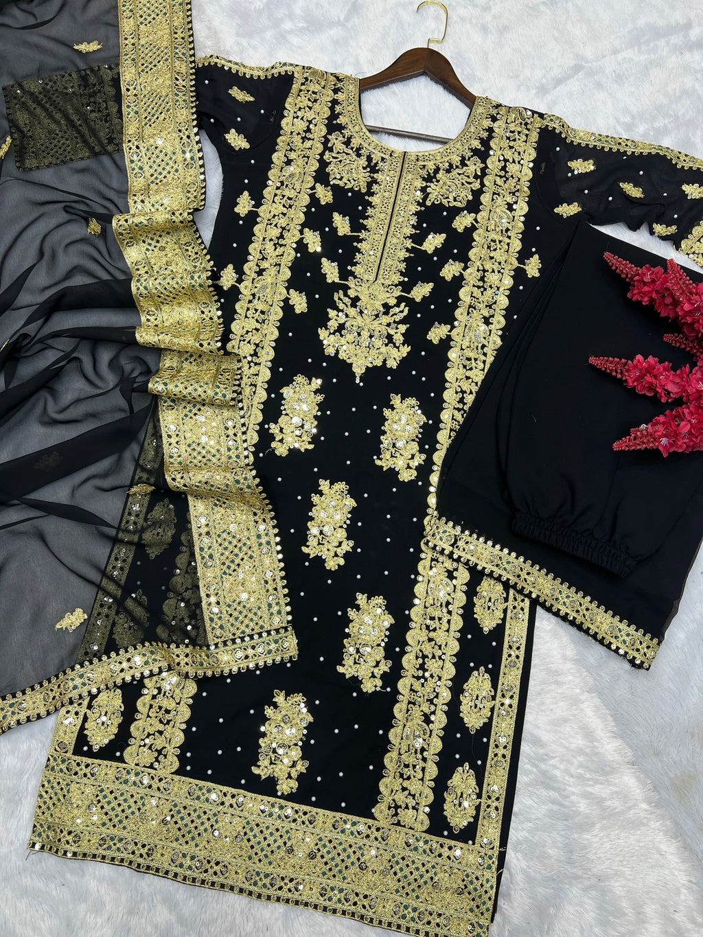 टॉप - कढ़ाई सेक्विन वर्क के साथ दुपट्टे के साथ प्लाज़ो