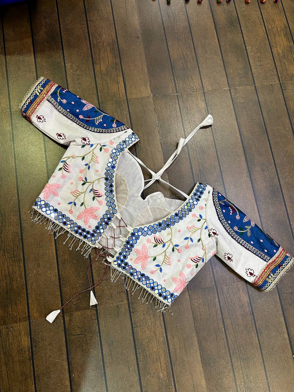 असली शीशे के काम और धागे की कढ़ाई के साथ नवरात्रि स्पेशल लहंगा चोली