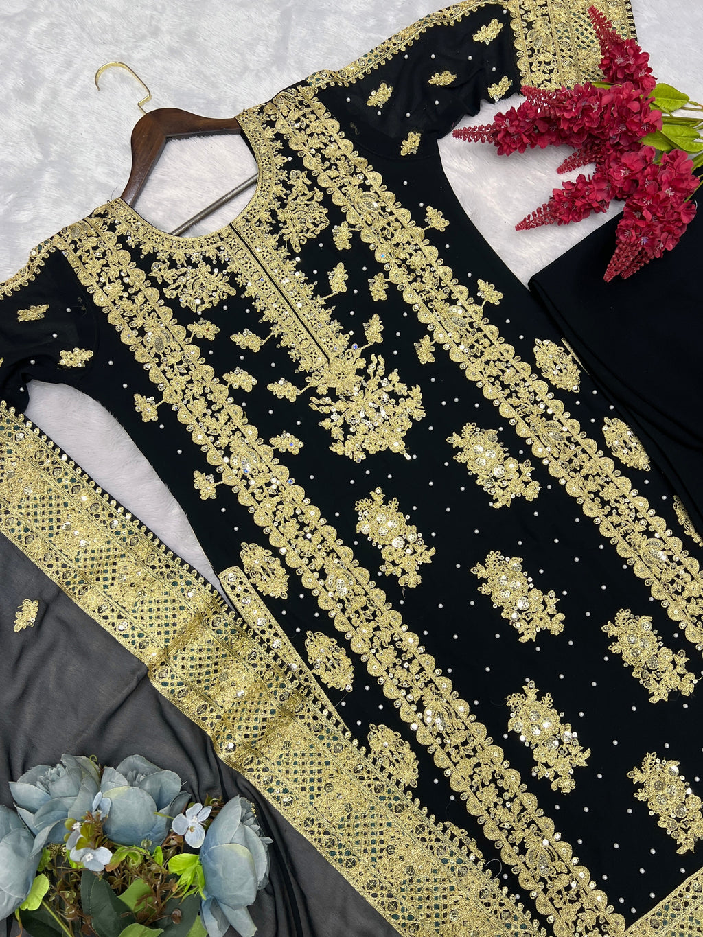 टॉप - कढ़ाई सेक्विन वर्क के साथ दुपट्टे के साथ प्लाज़ो